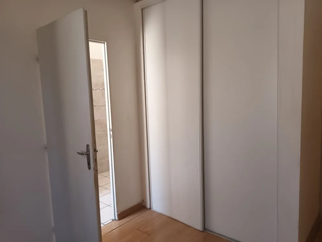 Maison T3 rénovée avec cour dans le centre-ville de Carcassonne 