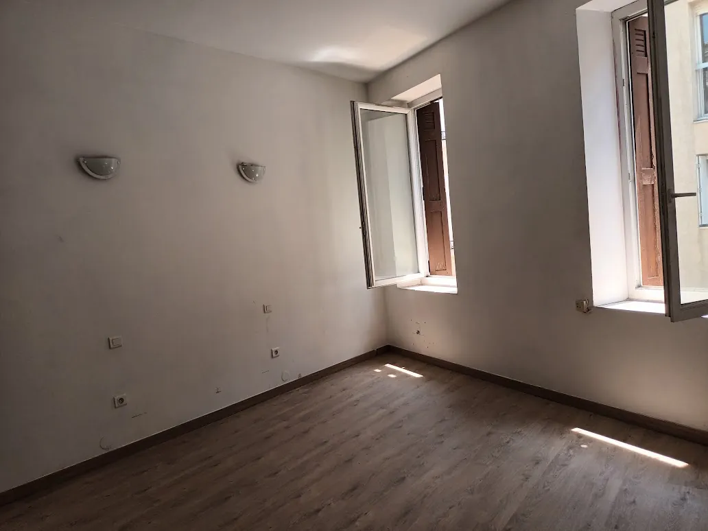 Maison T3 rénovée avec cour dans le centre-ville de Carcassonne 