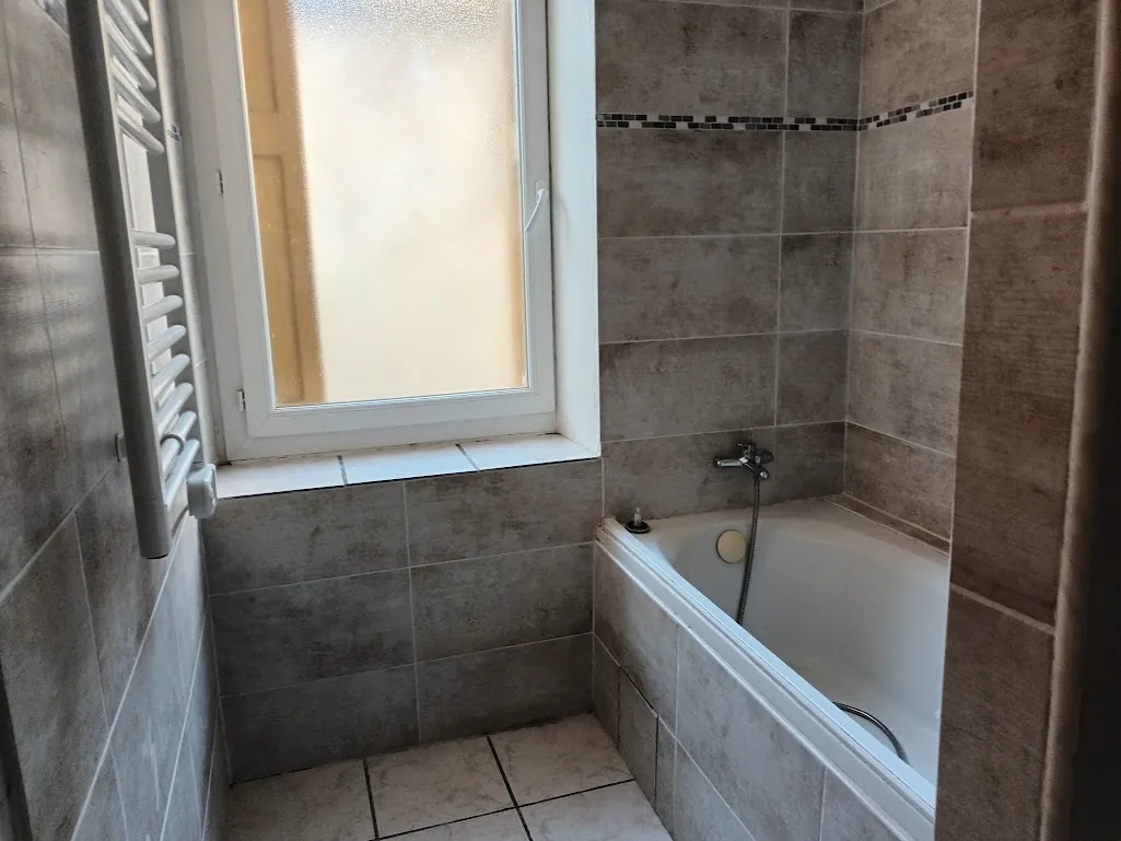 Maison T3 rénovée avec cour dans le centre-ville de Carcassonne 