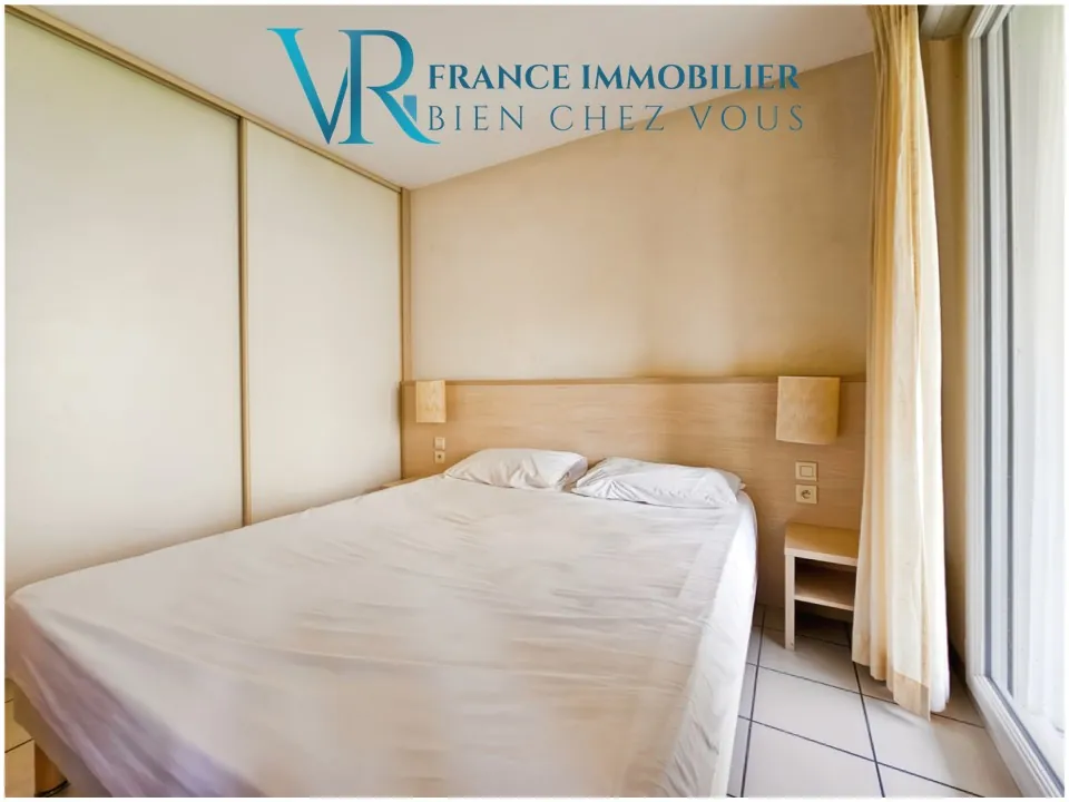 Investissez dans un studio meublé avec terrasse et parking à Divonne-les-Bains 