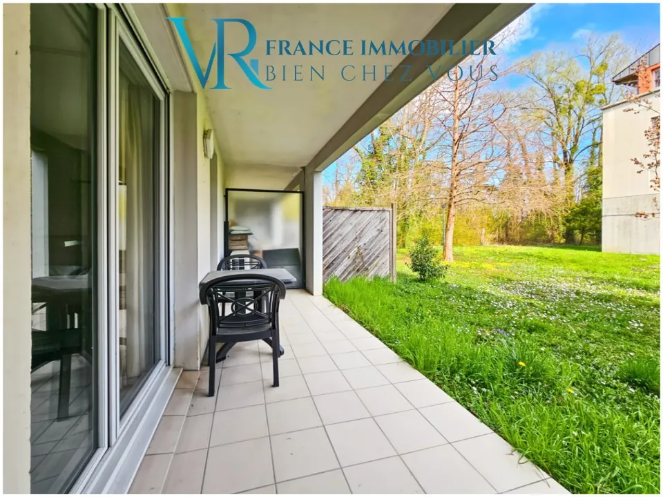 Investissez dans un studio meublé avec terrasse et parking à Divonne-les-Bains 