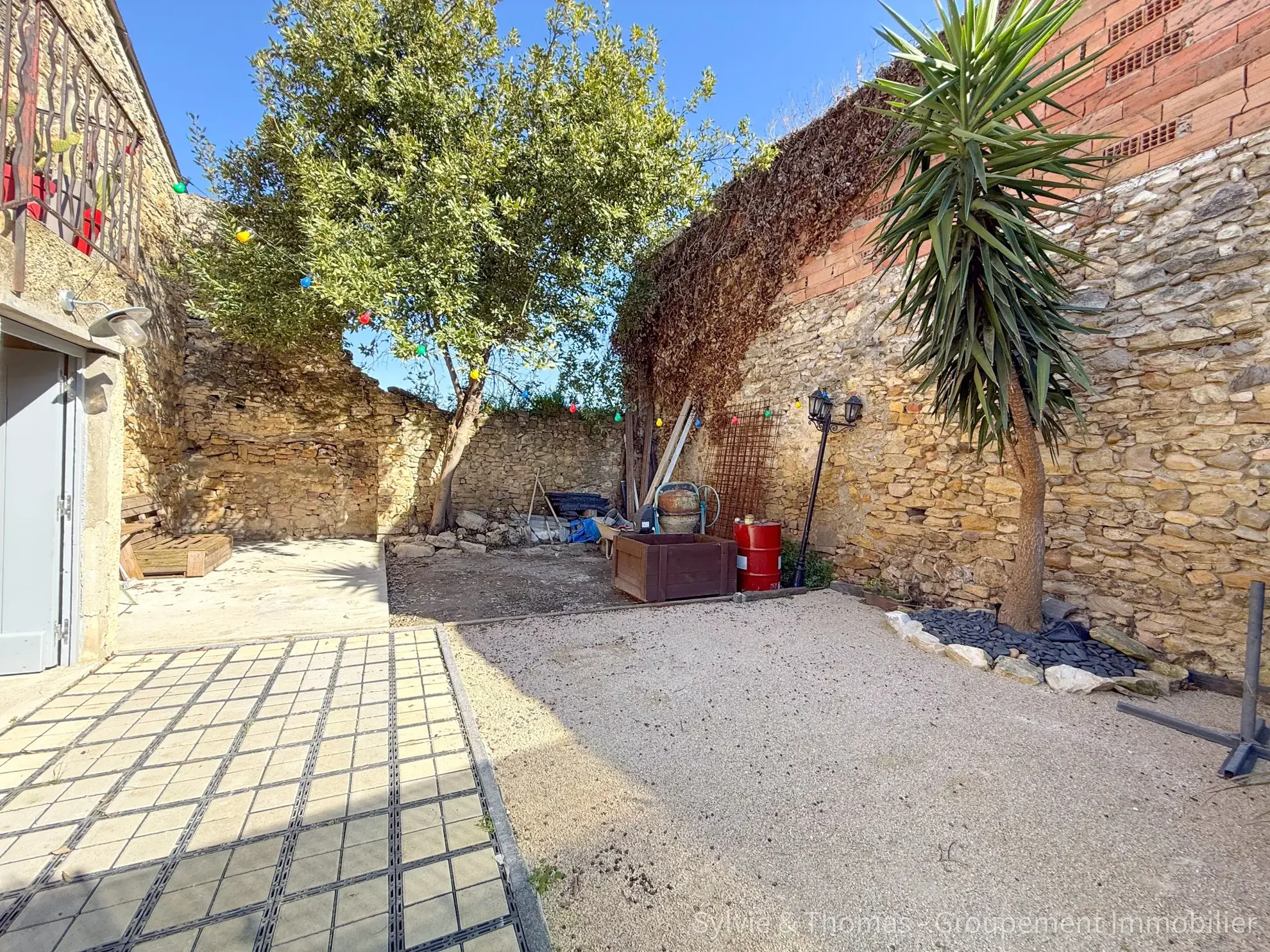 Maison de village en vente à Caderousse avec jardin, garage et orientation sud 