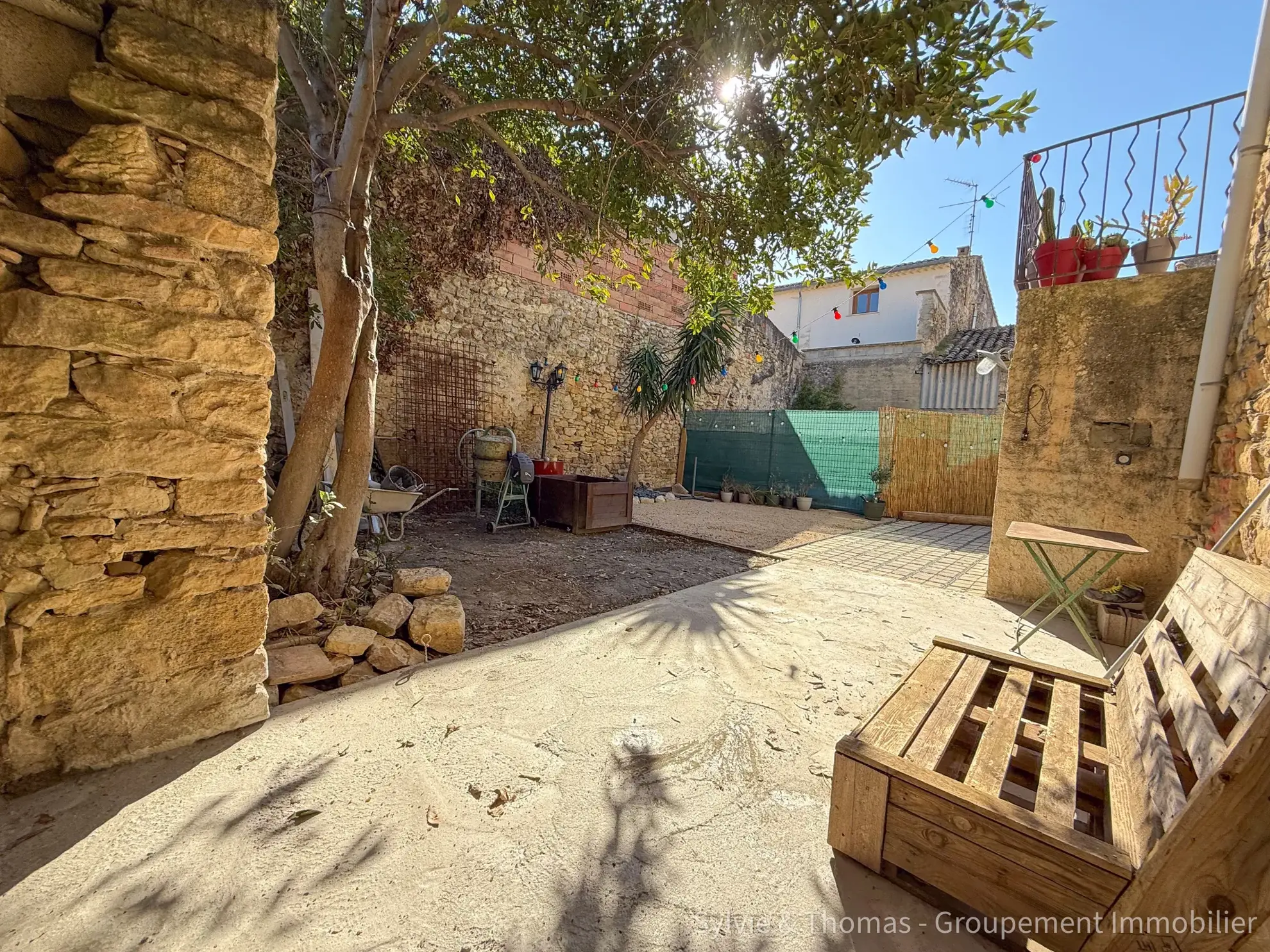 Maison de village en vente à Caderousse avec jardin, garage et orientation sud 