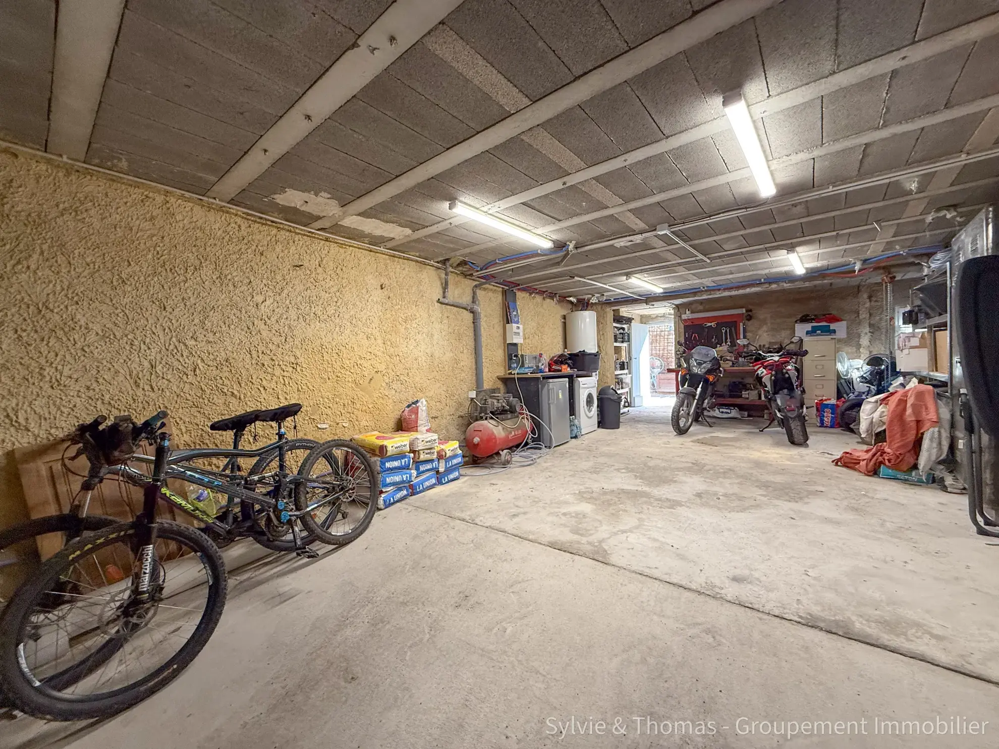 Maison de village en vente à Caderousse avec jardin, garage et orientation sud 