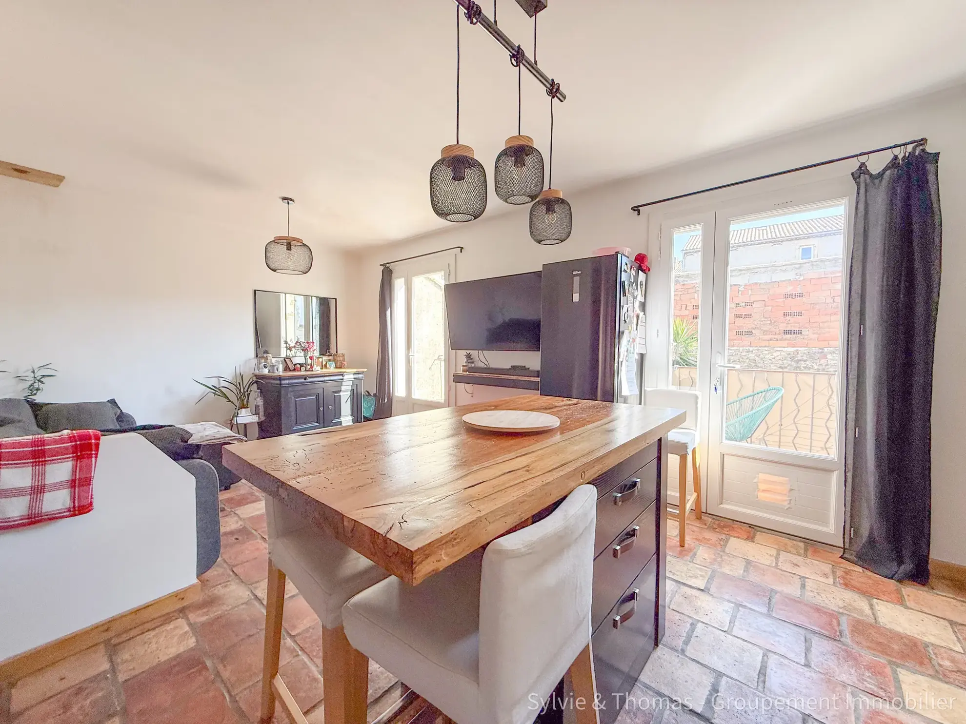 Maison de village en vente à Caderousse avec jardin, garage et orientation sud 