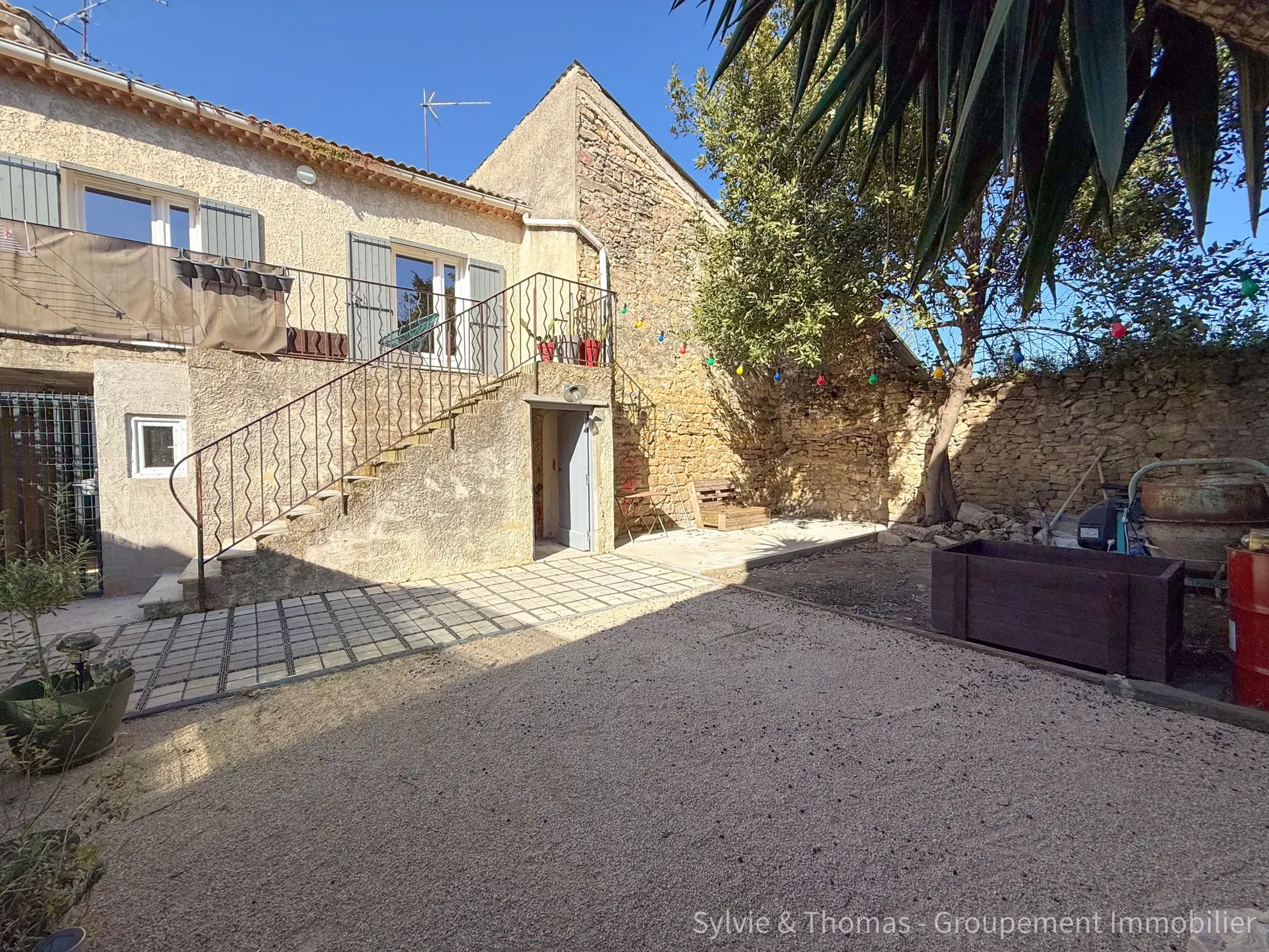 Maison de village en vente à Caderousse avec jardin, garage et orientation sud 