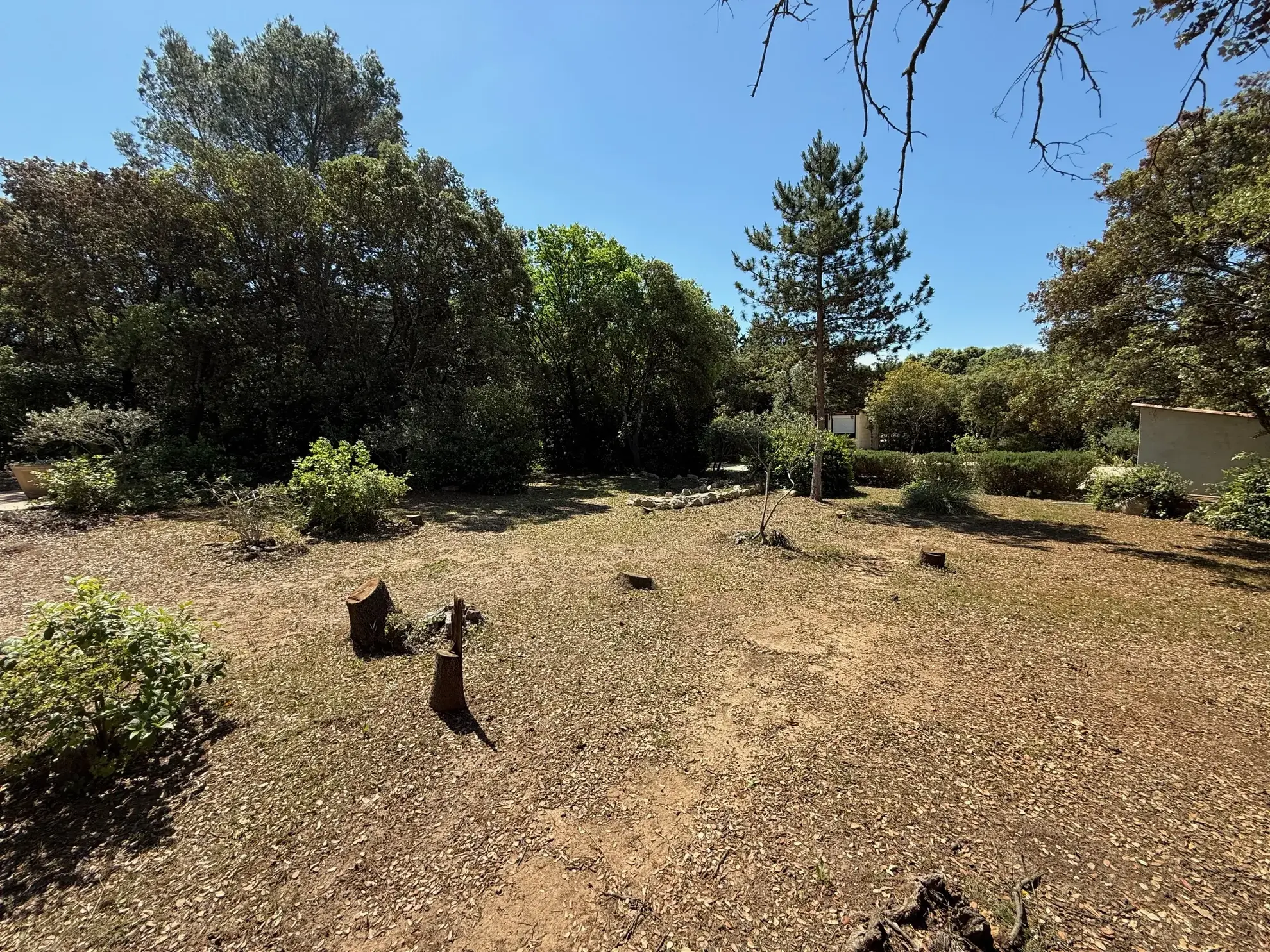 Terrain constructible de 437 m² avec vue dégagée à Villevielle près de Sommieres 