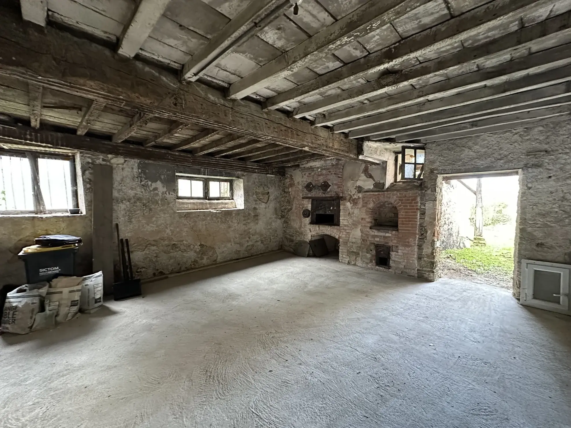 Maison à vendre à Lasseube avec local commercial, grand terrain et potentiel de développement 