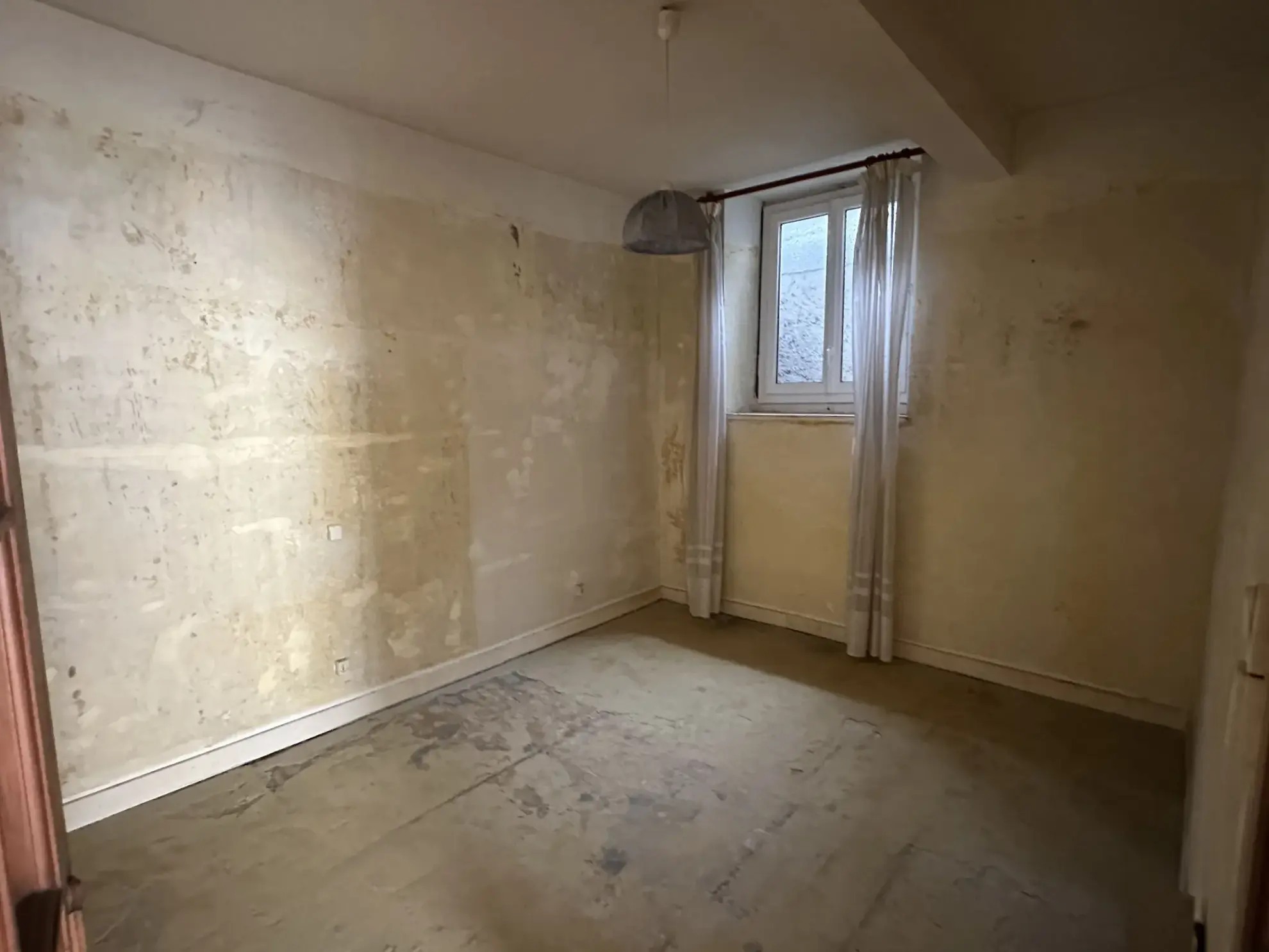 Maison à vendre à Lasseube avec local commercial, grand terrain et potentiel de développement 