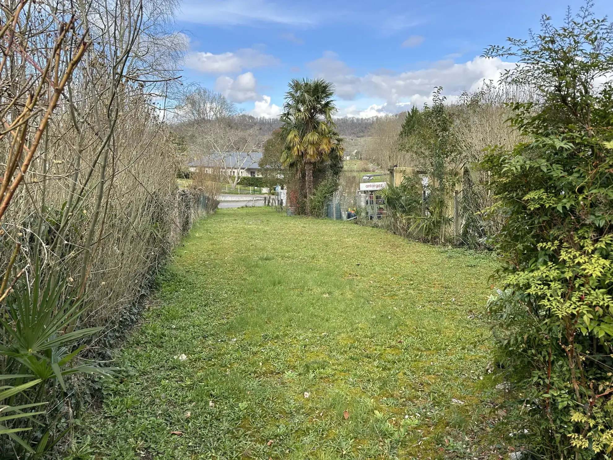 Maison à vendre à Lasseube avec local commercial, grand terrain et potentiel de développement 