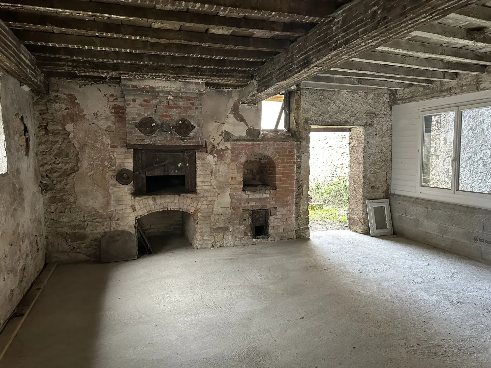 Maison à vendre à Lasseube avec local commercial, grand terrain et potentiel de développement 