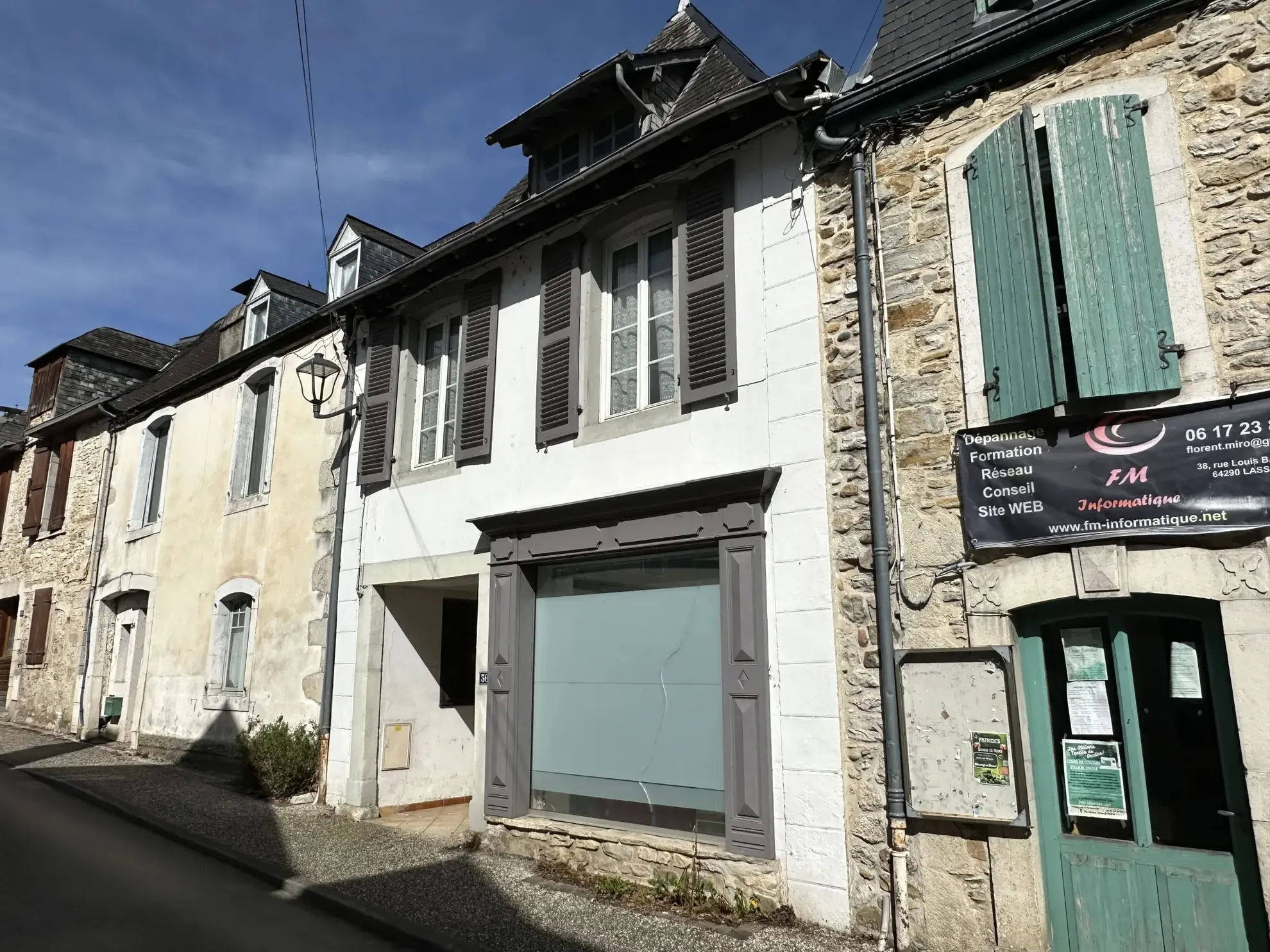 Maison à vendre à Lasseube avec local commercial, grand terrain et potentiel de développement 
