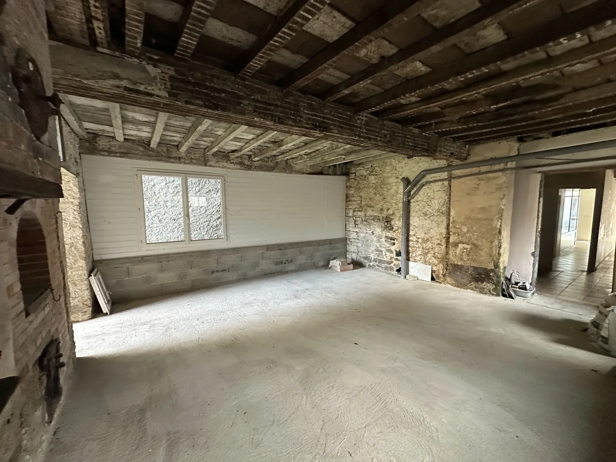 Maison à vendre à Lasseube avec local commercial, grand terrain et potentiel de développement 