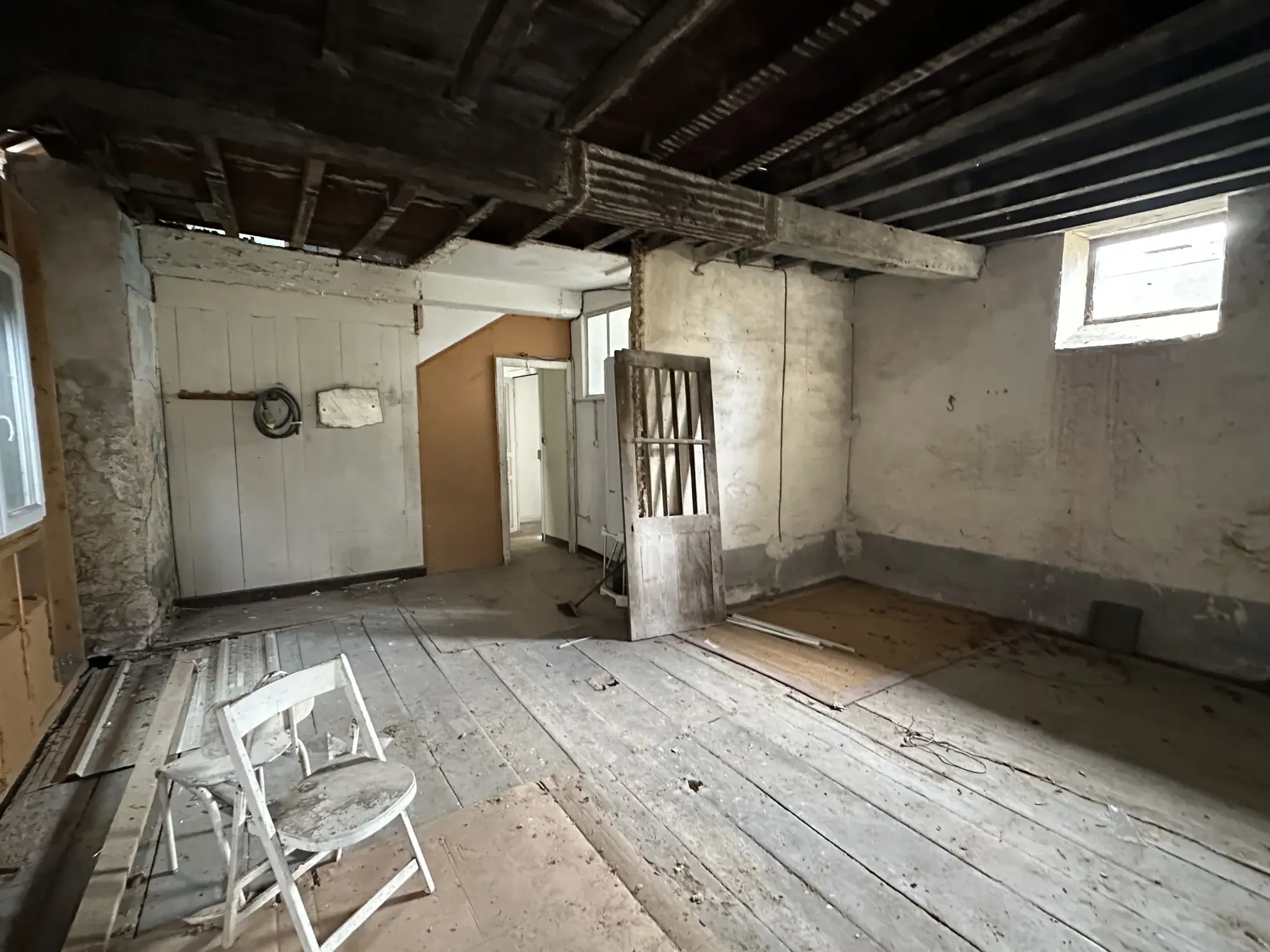 Maison à vendre à Lasseube avec local commercial, grand terrain et potentiel de développement 