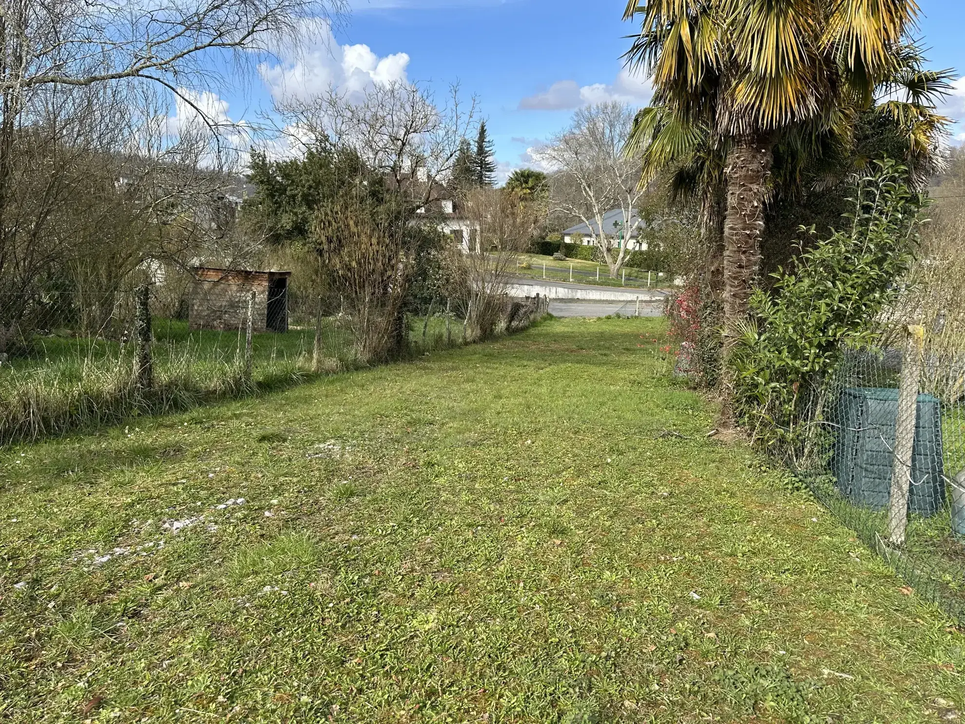 Maison à vendre à Lasseube avec local commercial, grand terrain et potentiel de développement 