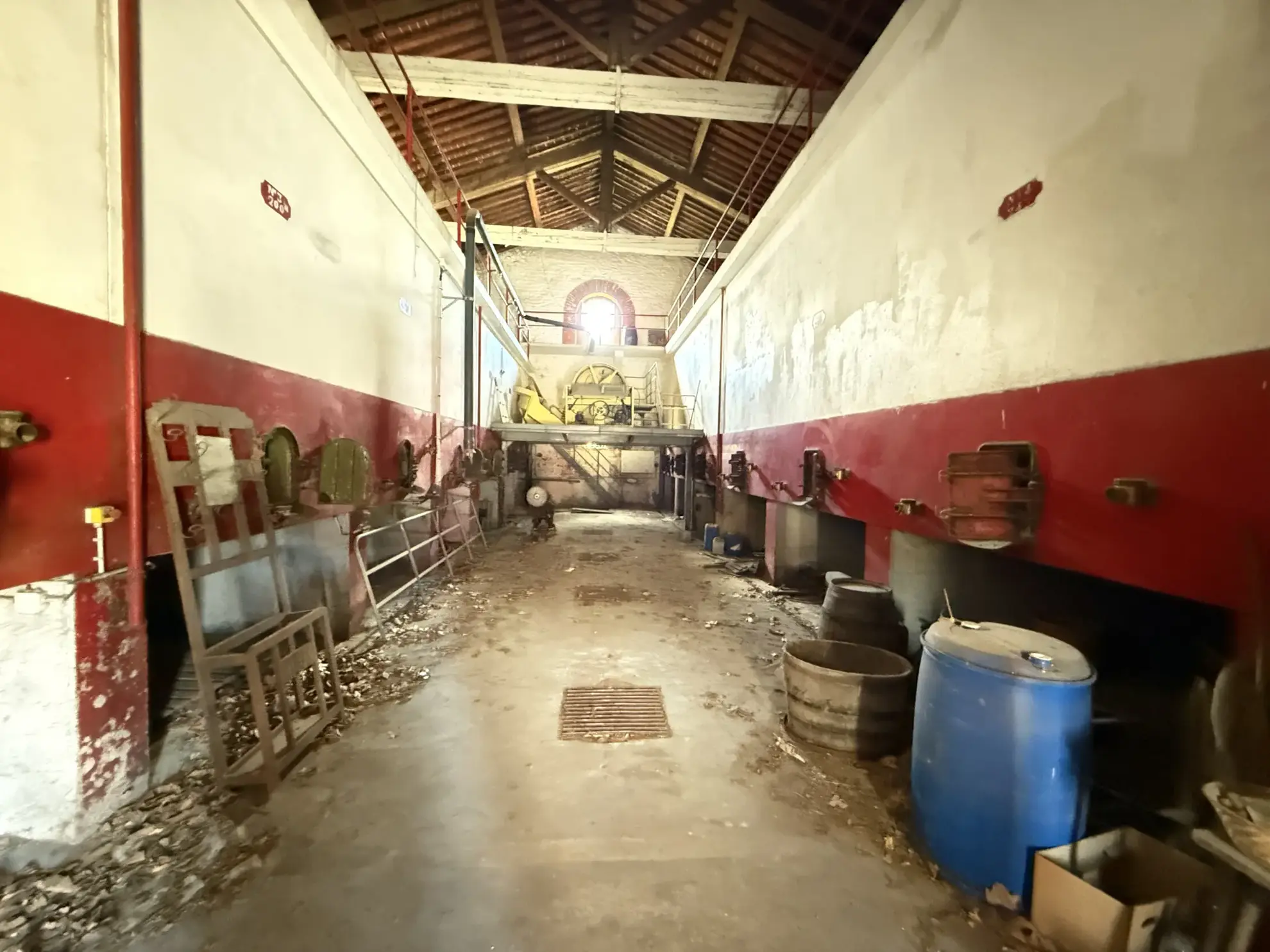 Ancienne cave de 500 m² à Saint Jean-Lasseille, potentiel de rénovation exceptionnel