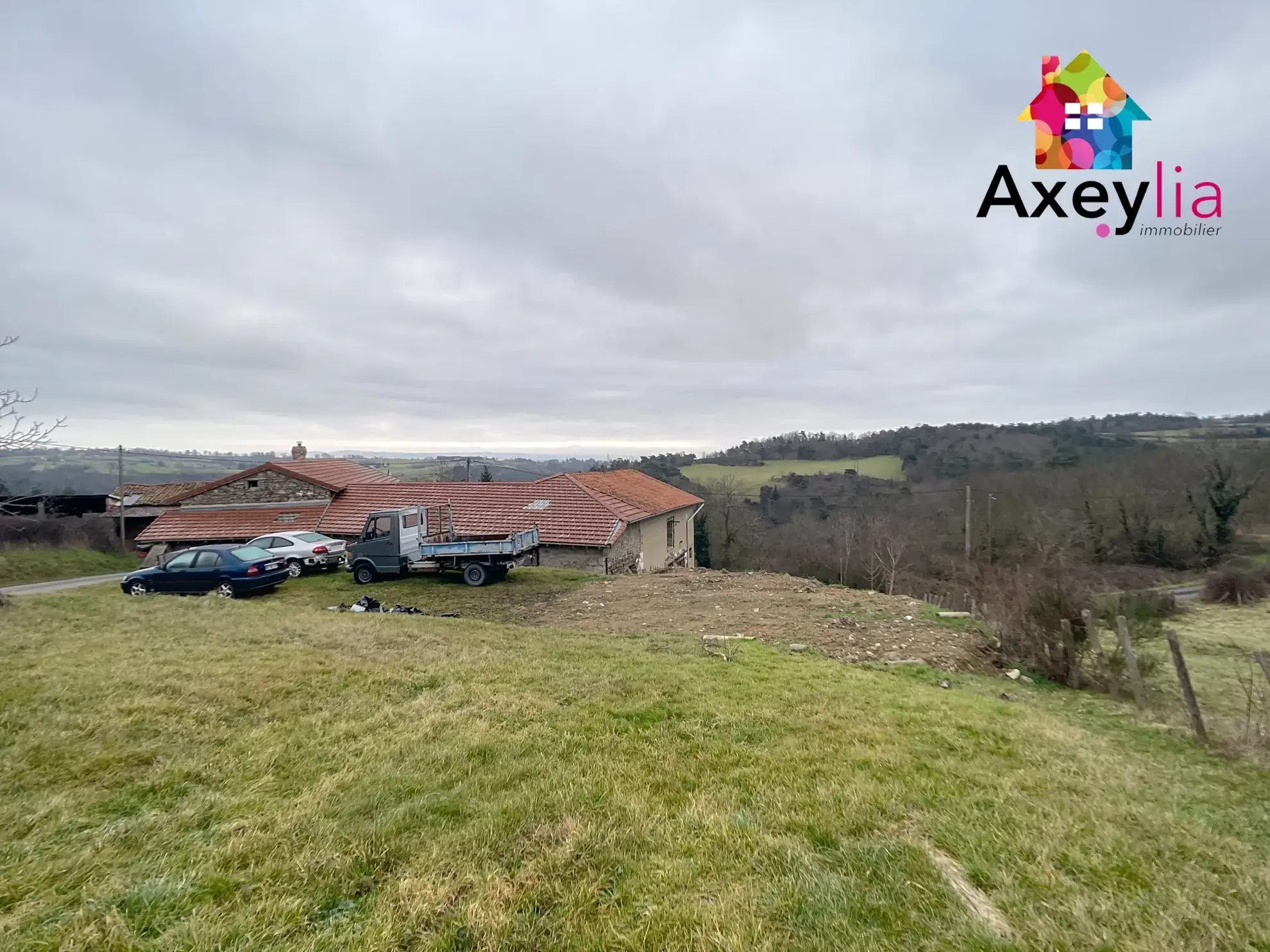 Maison à rénover avec dépendances et terrain à Saint-Germain-Laval