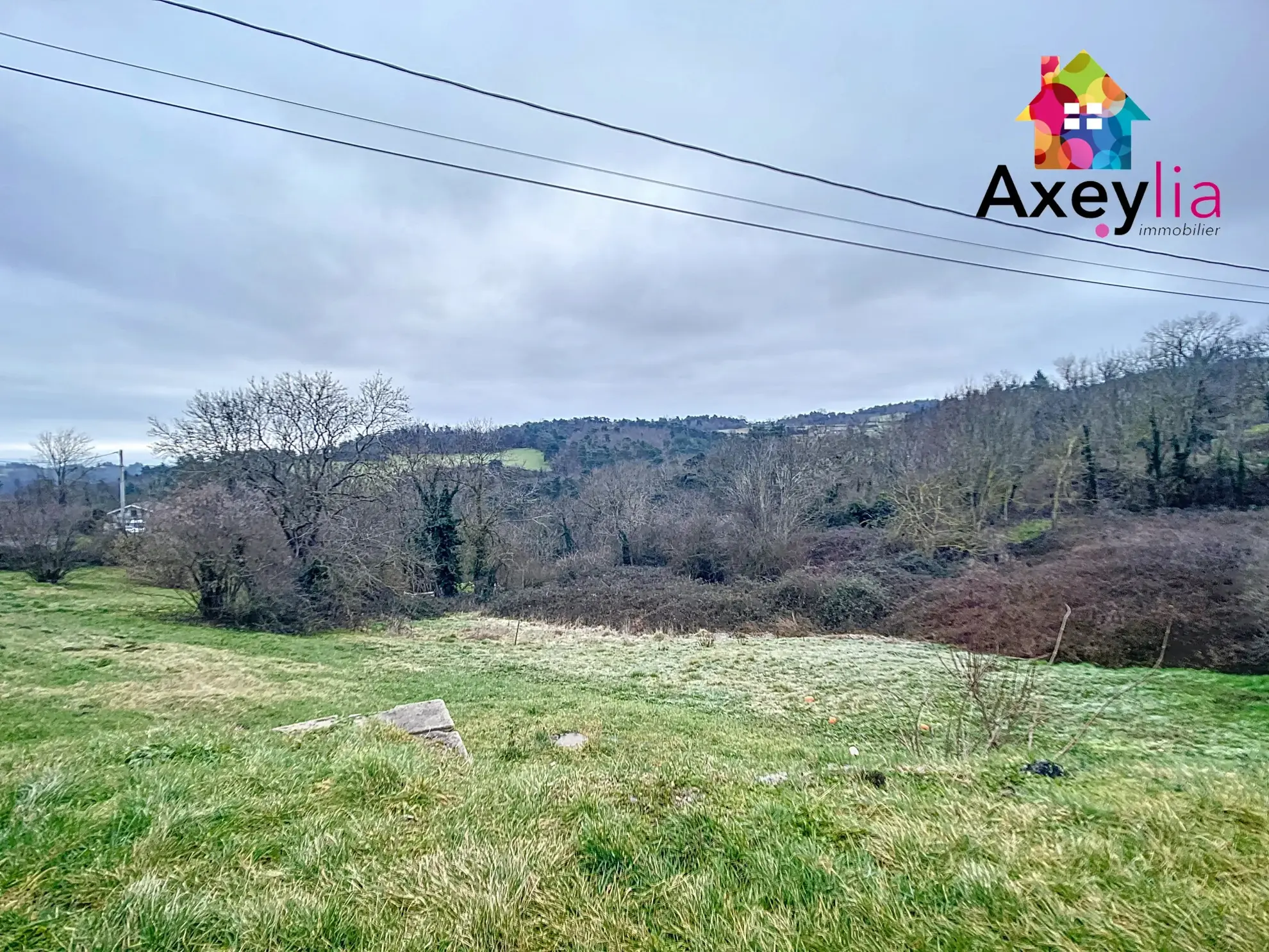 Maison à rénover avec dépendances et terrain à Saint-Germain-Laval 