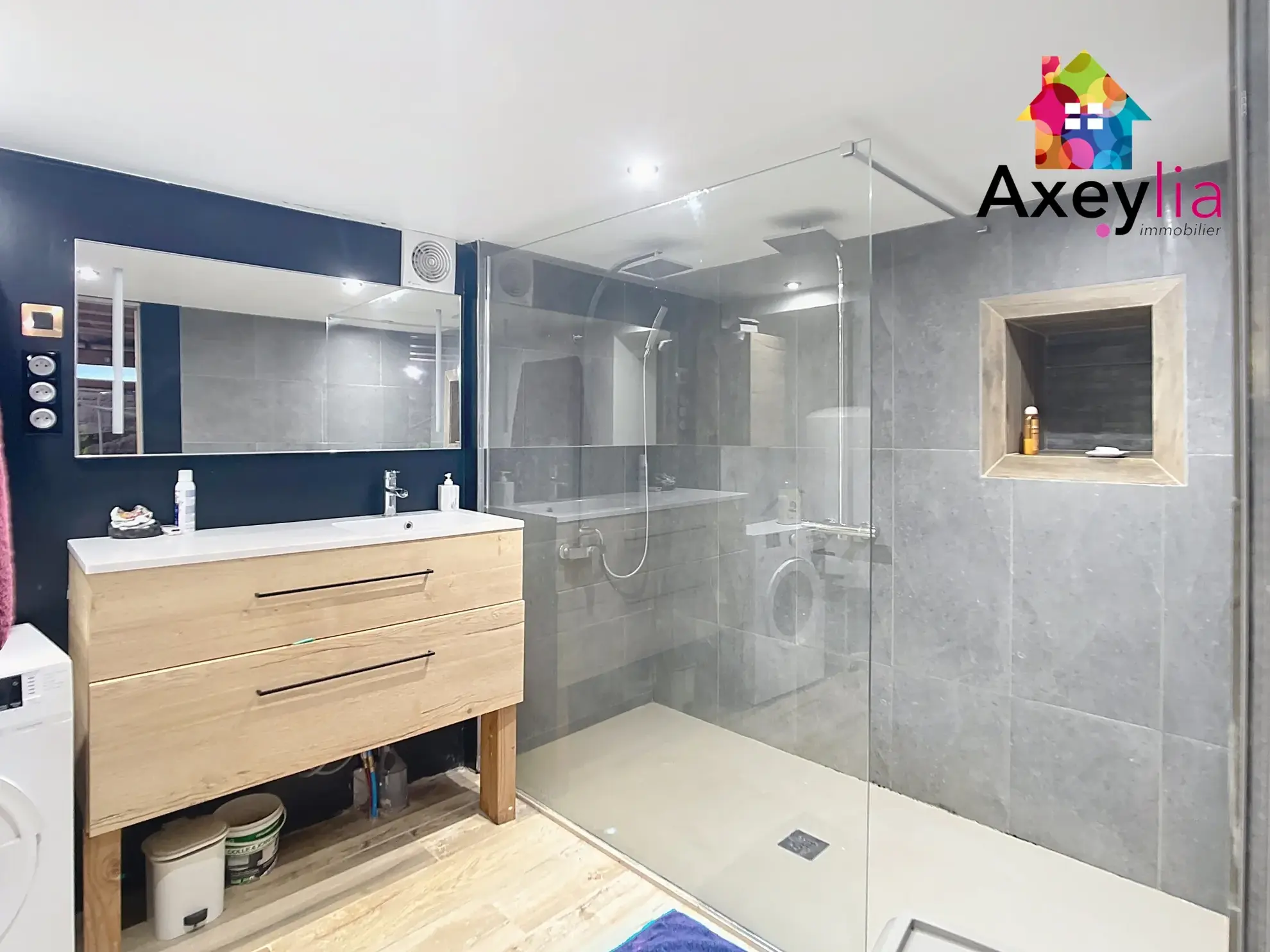 Maison à rénover avec dépendances et terrain à Saint-Germain-Laval 