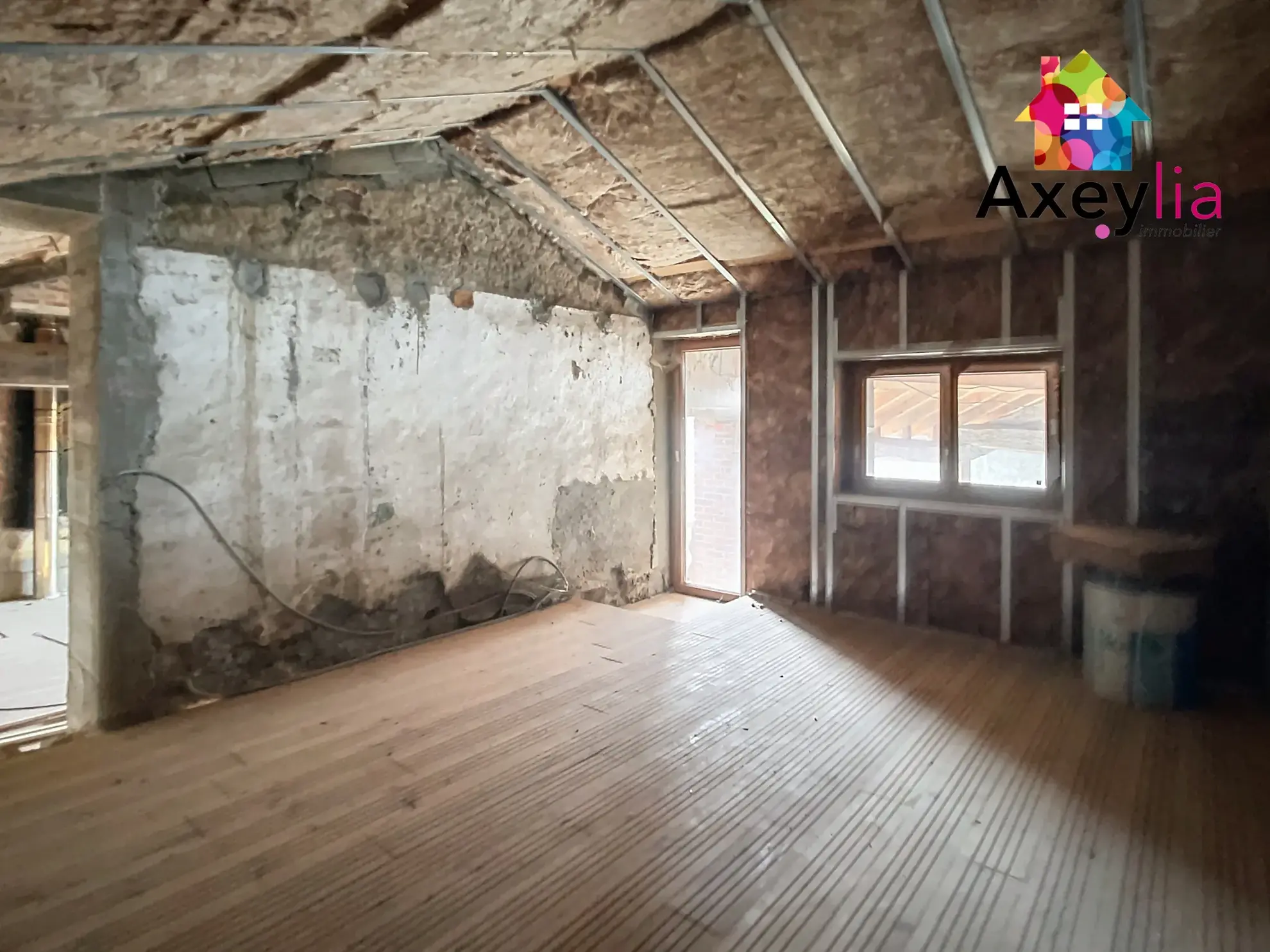 Maison à rénover avec dépendances et terrain à Saint-Germain-Laval 