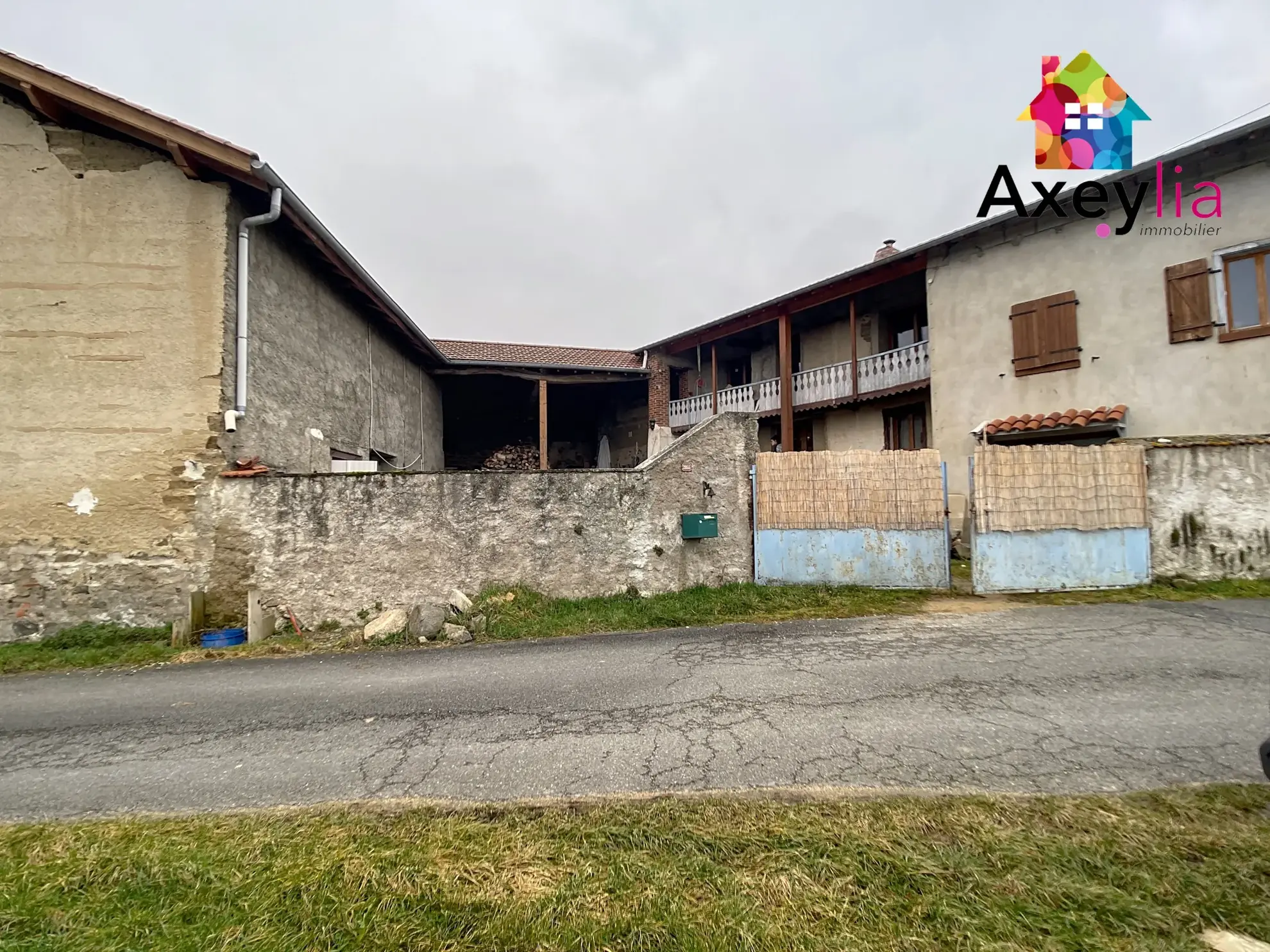 Maison à rénover avec dépendances et terrain à Saint-Germain-Laval 