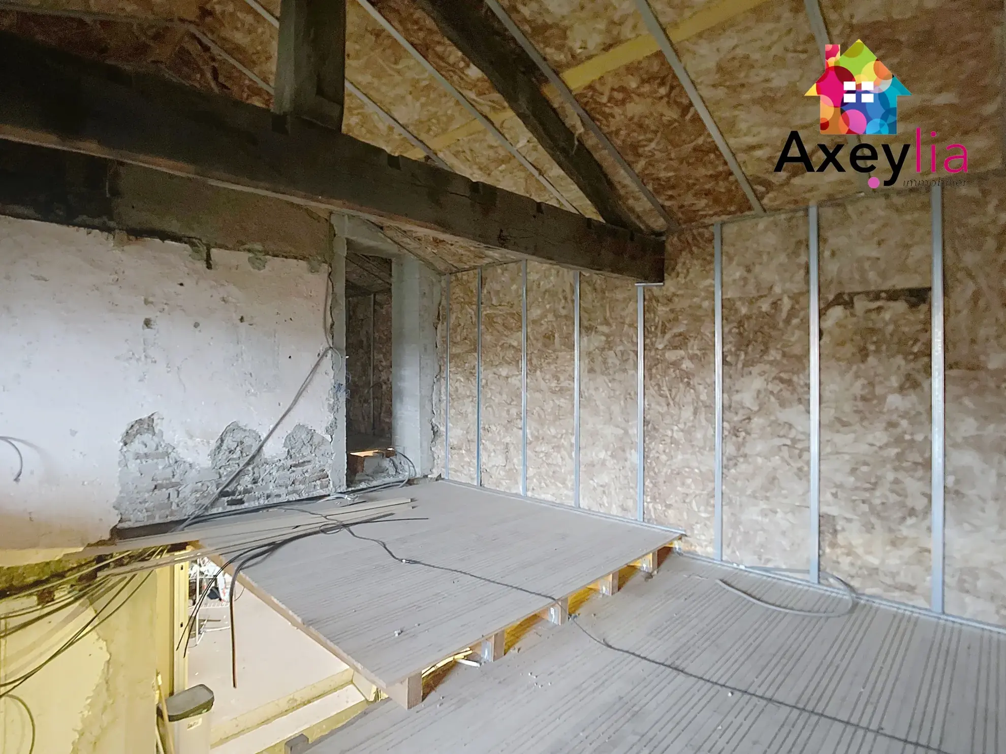 Maison à rénover avec dépendances et terrain à Saint-Germain-Laval 