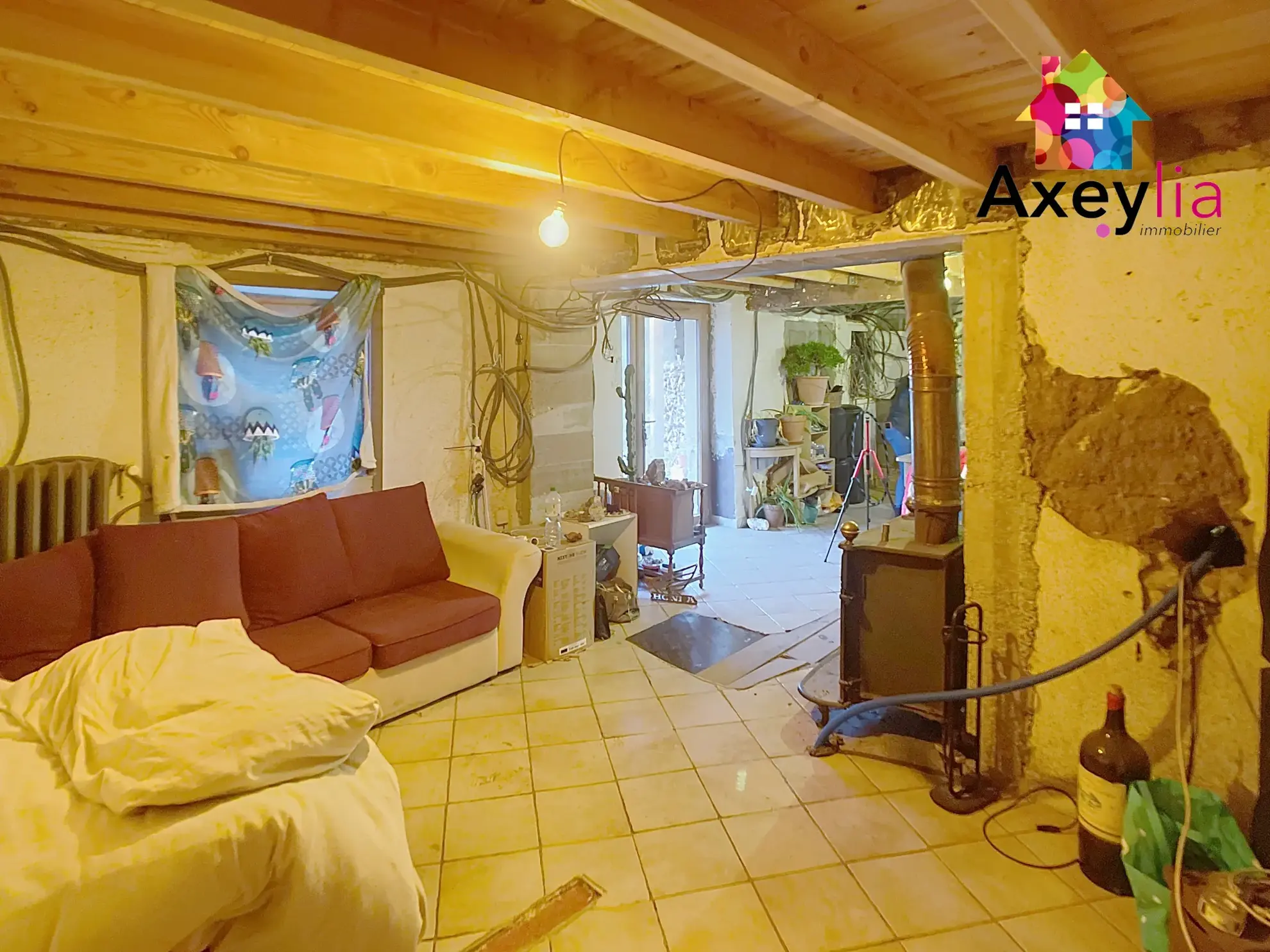 Maison à rénover avec dépendances et terrain à Saint-Germain-Laval 