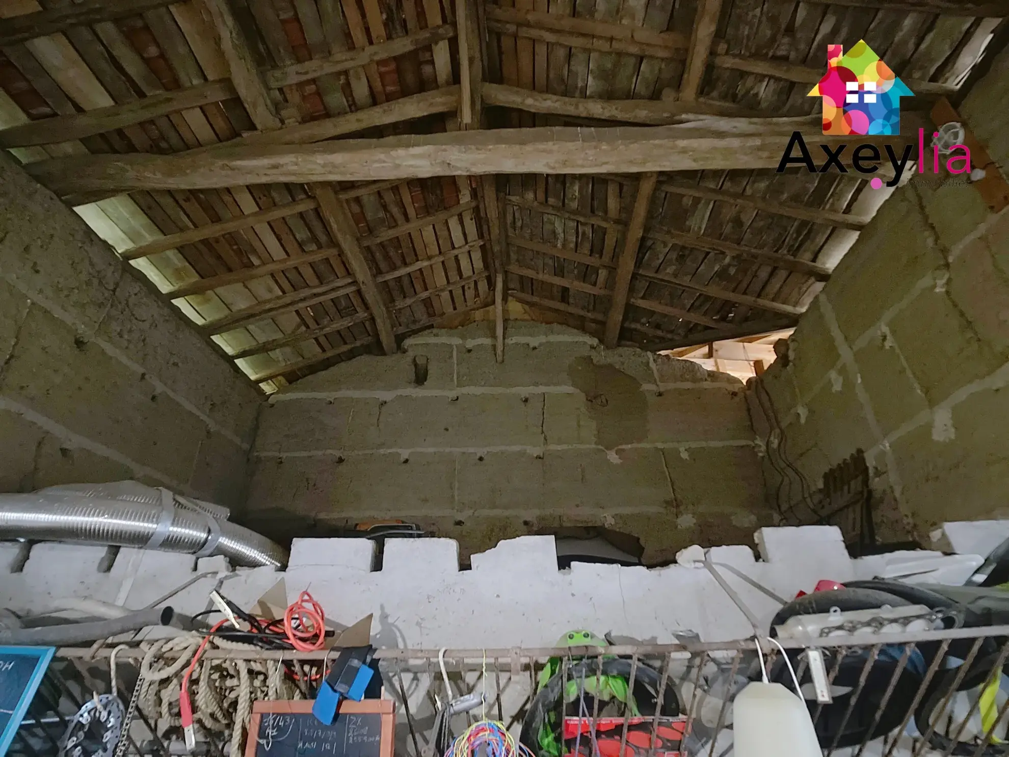 Maison à rénover avec dépendances et terrain à Saint-Germain-Laval 