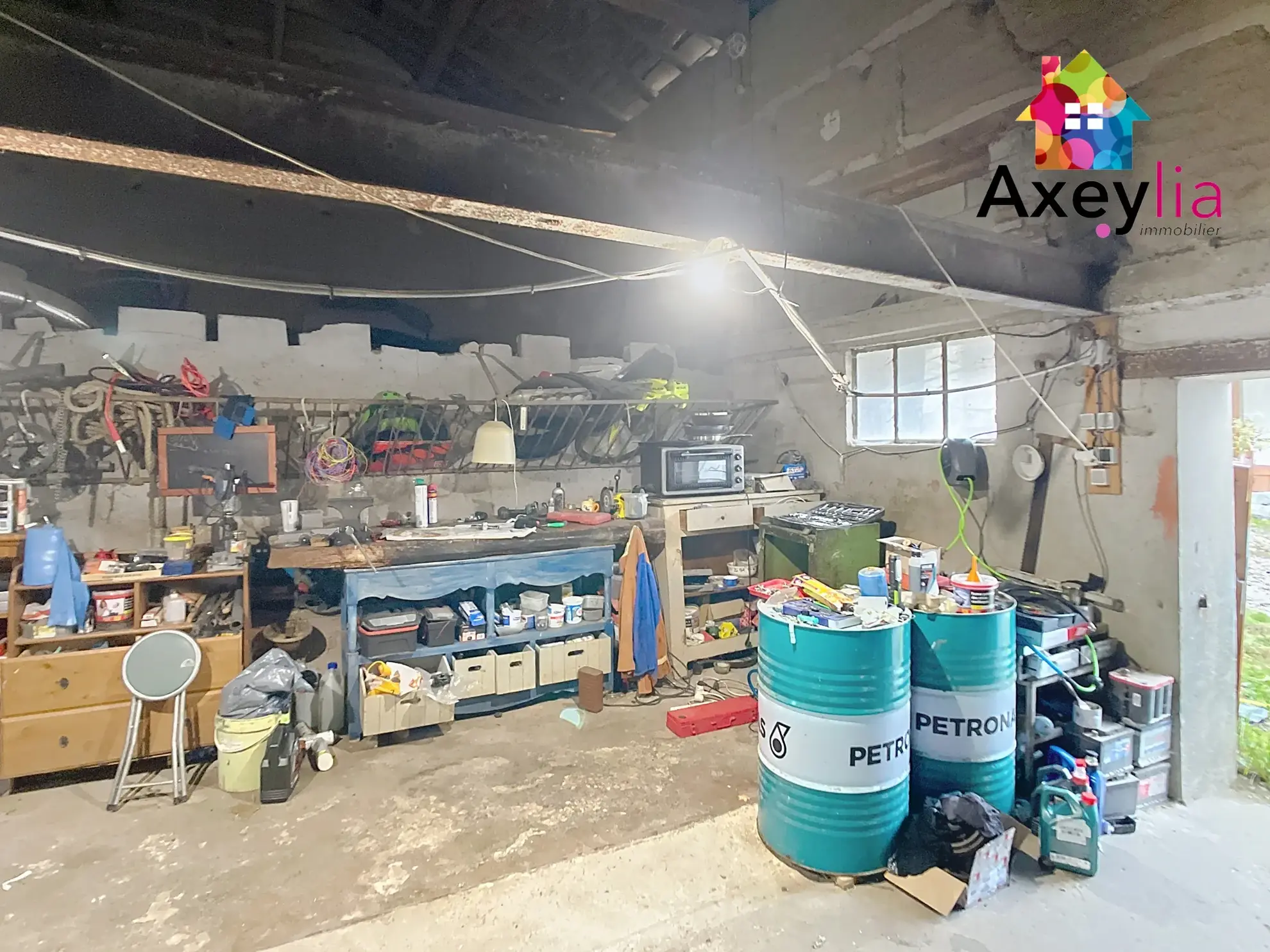 Maison à rénover avec dépendances et terrain à Saint-Germain-Laval 