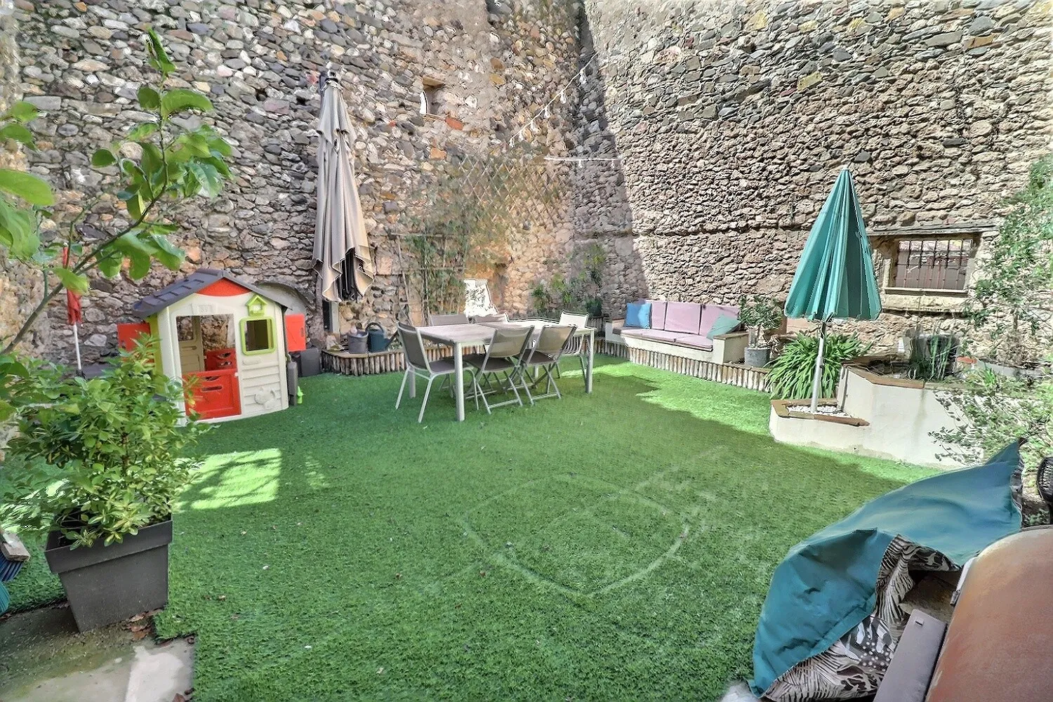 Maison de village avec studio, cour et garage à Cabrières, proximité Clermont l'Hérault