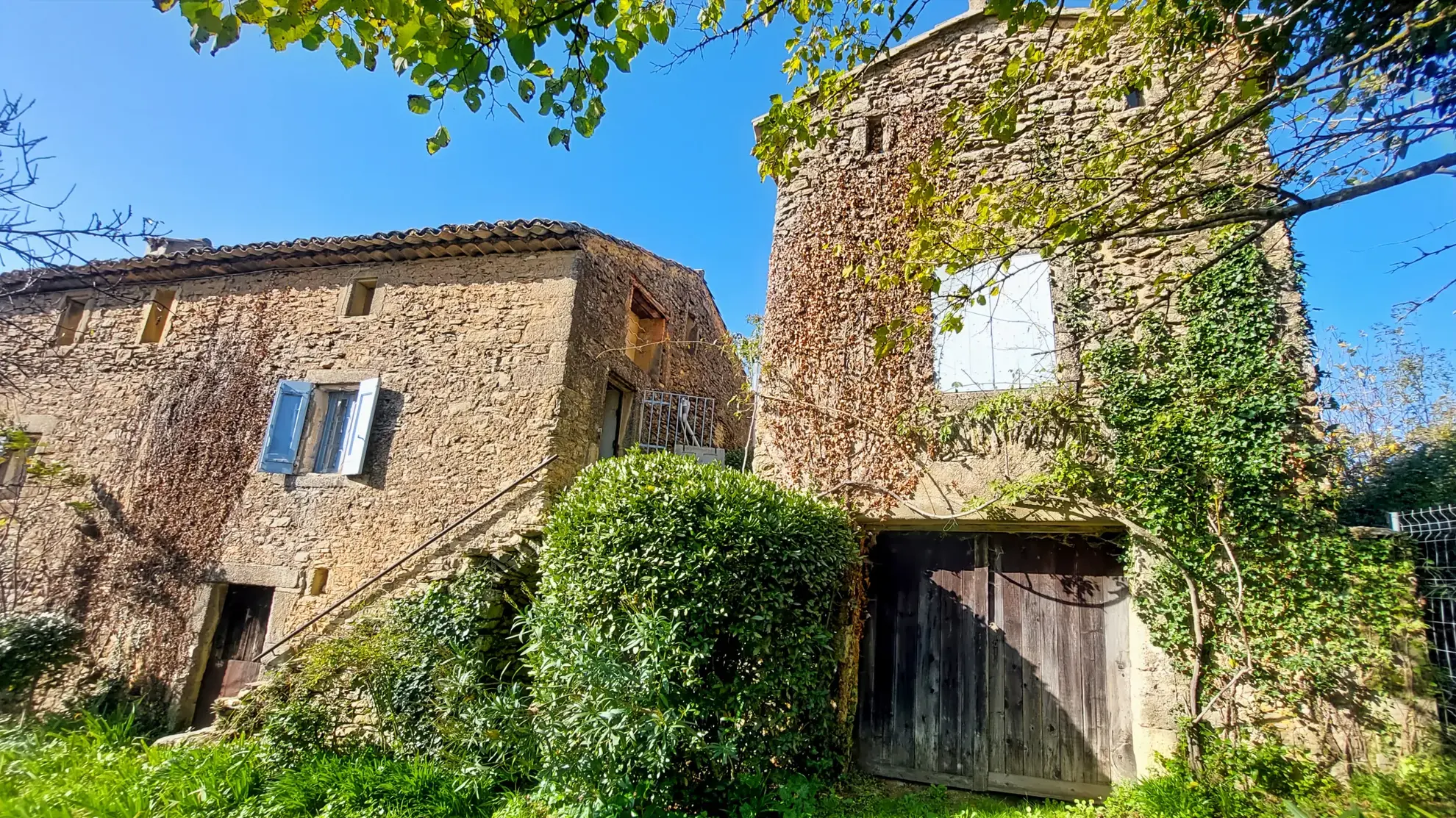 Superbe maison ancienne à vendre à 10 minutes d'Uzès avec 2 habitations et terrain 
