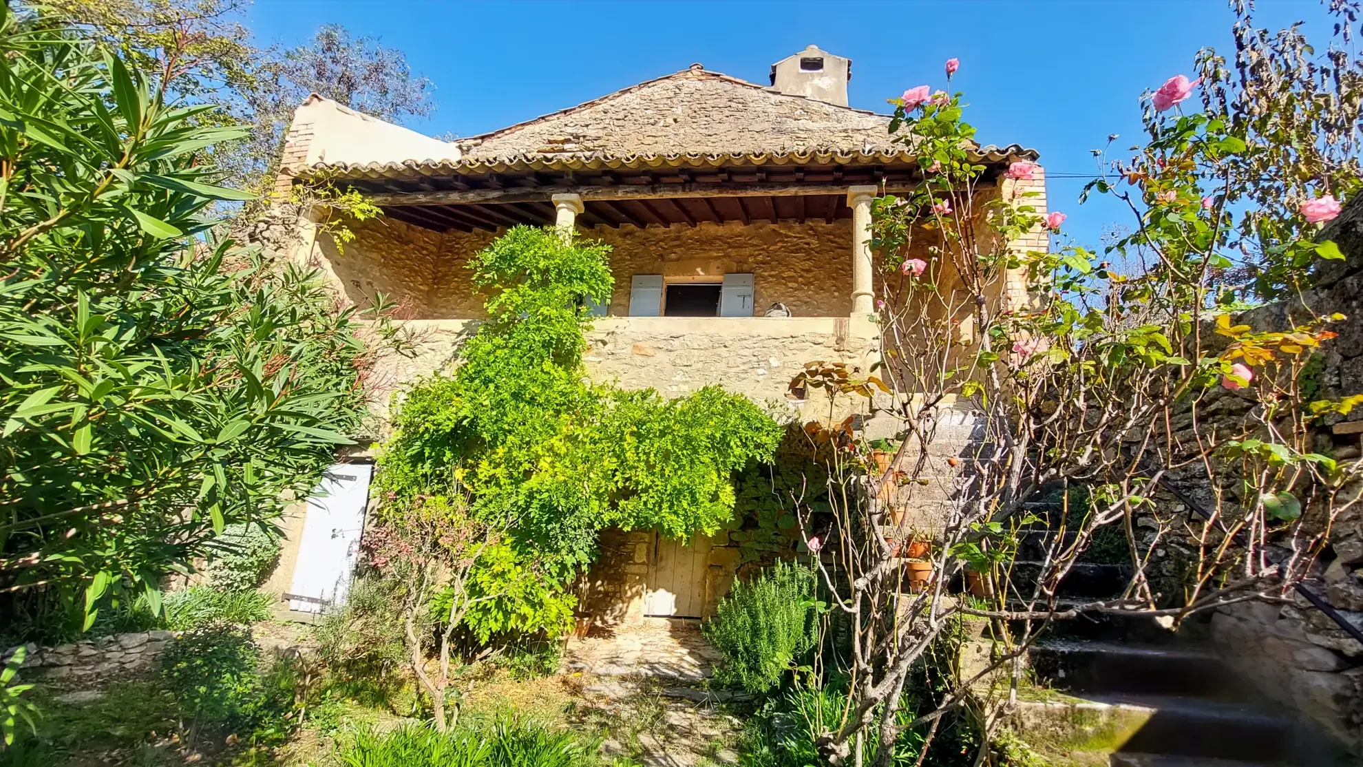 Superbe maison ancienne à vendre à 10 minutes d'Uzès avec 2 habitations et terrain 