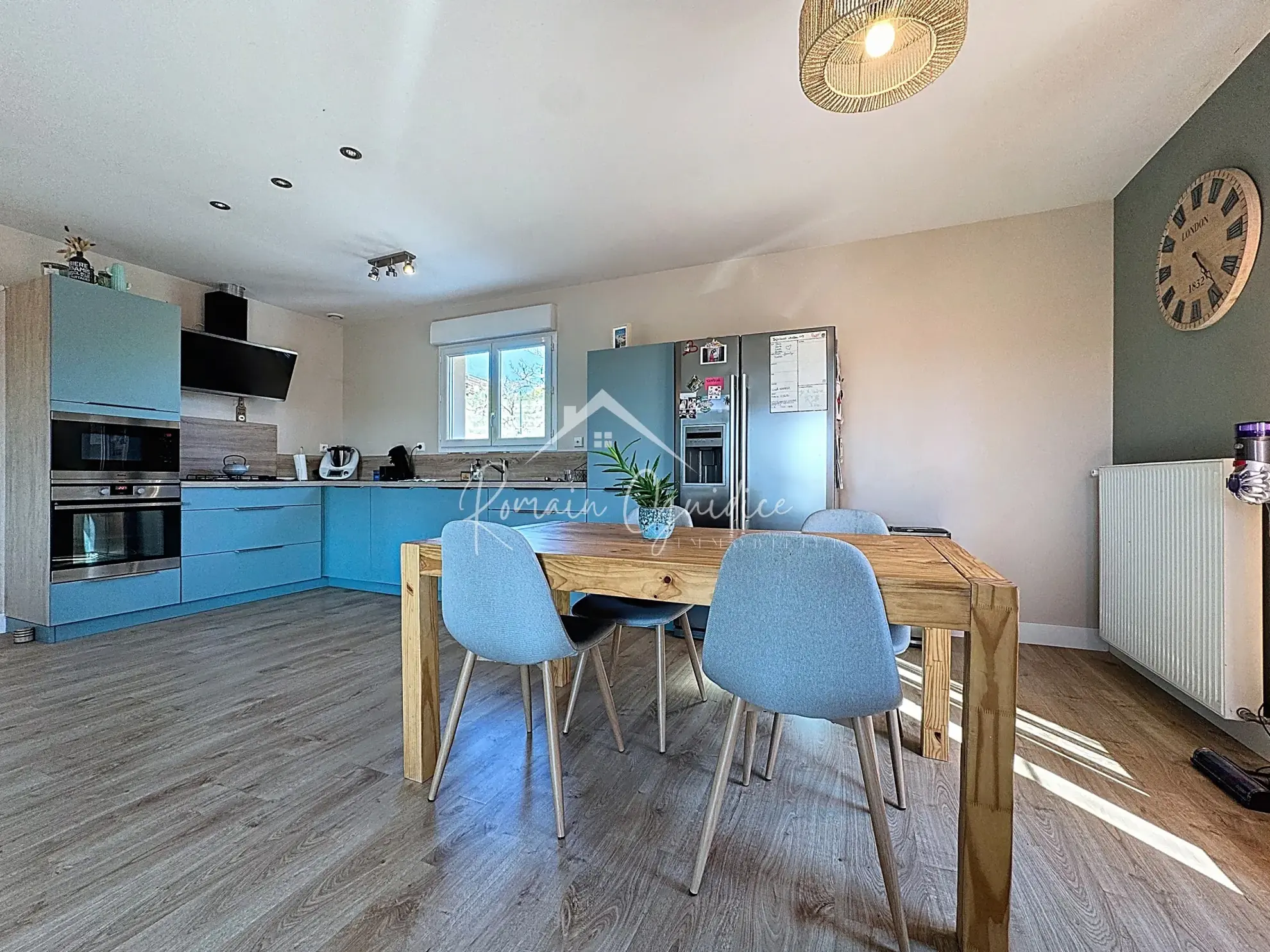 Maison familiale de 137 m² avec piscine à Saint-Rome-de-Cernon, vue dégagée 