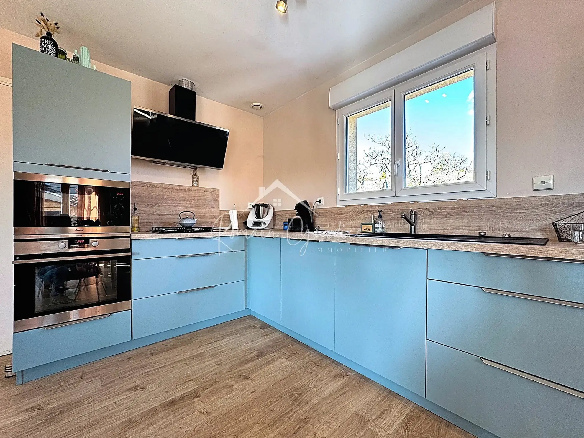 Maison familiale de 137 m² avec piscine à Saint-Rome-de-Cernon, vue dégagée 