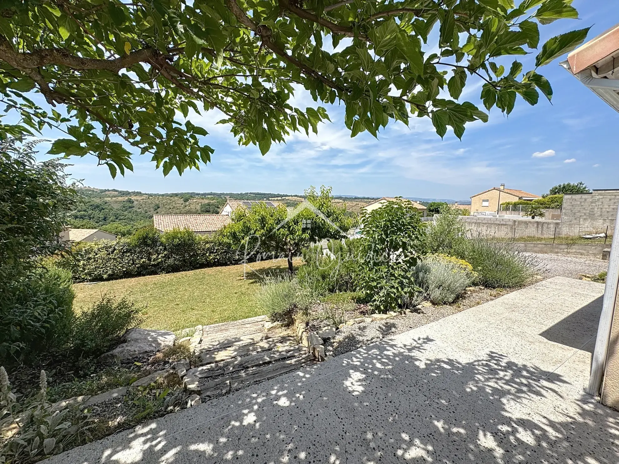 Maison familiale de 137 m² avec piscine à Saint-Rome-de-Cernon, vue dégagée 