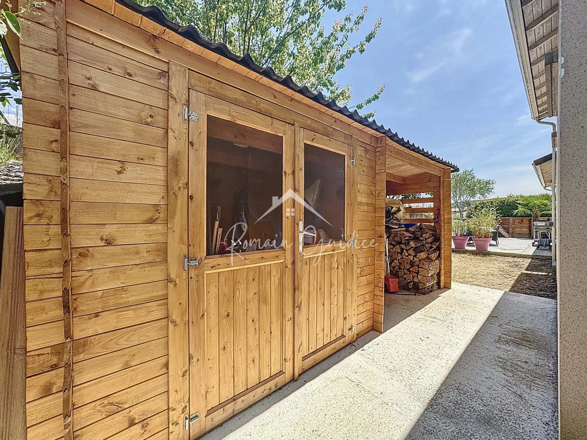 Maison familiale de 137 m² avec piscine à Saint-Rome-de-Cernon, vue dégagée 