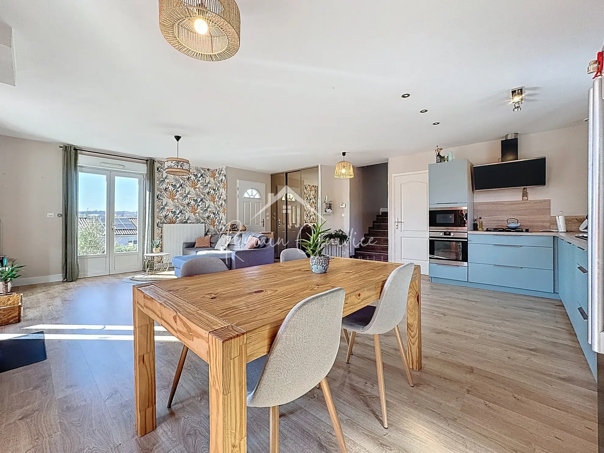 Maison familiale de 137 m² avec piscine à Saint-Rome-de-Cernon, vue dégagée 