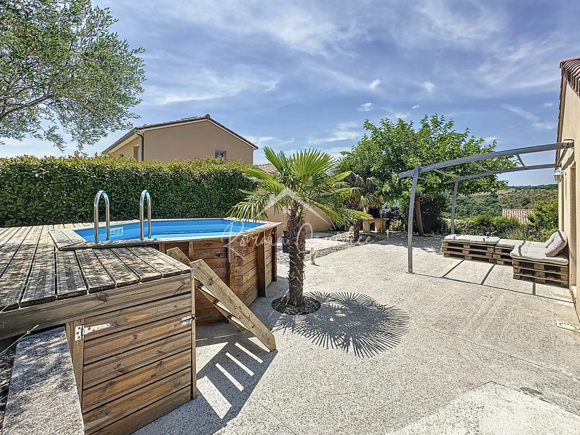 Maison familiale de 137 m² avec piscine à Saint-Rome-de-Cernon, vue dégagée 