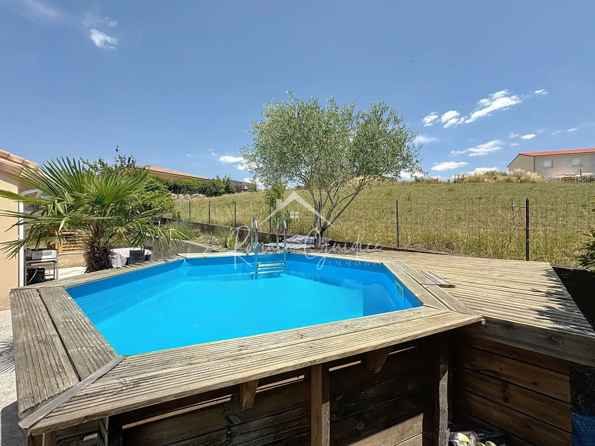 Maison familiale de 137 m² avec piscine à Saint-Rome-de-Cernon, vue dégagée 