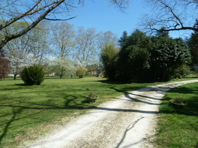 Belle maison familiale avec parc, piscine et dépendances à Montayral 