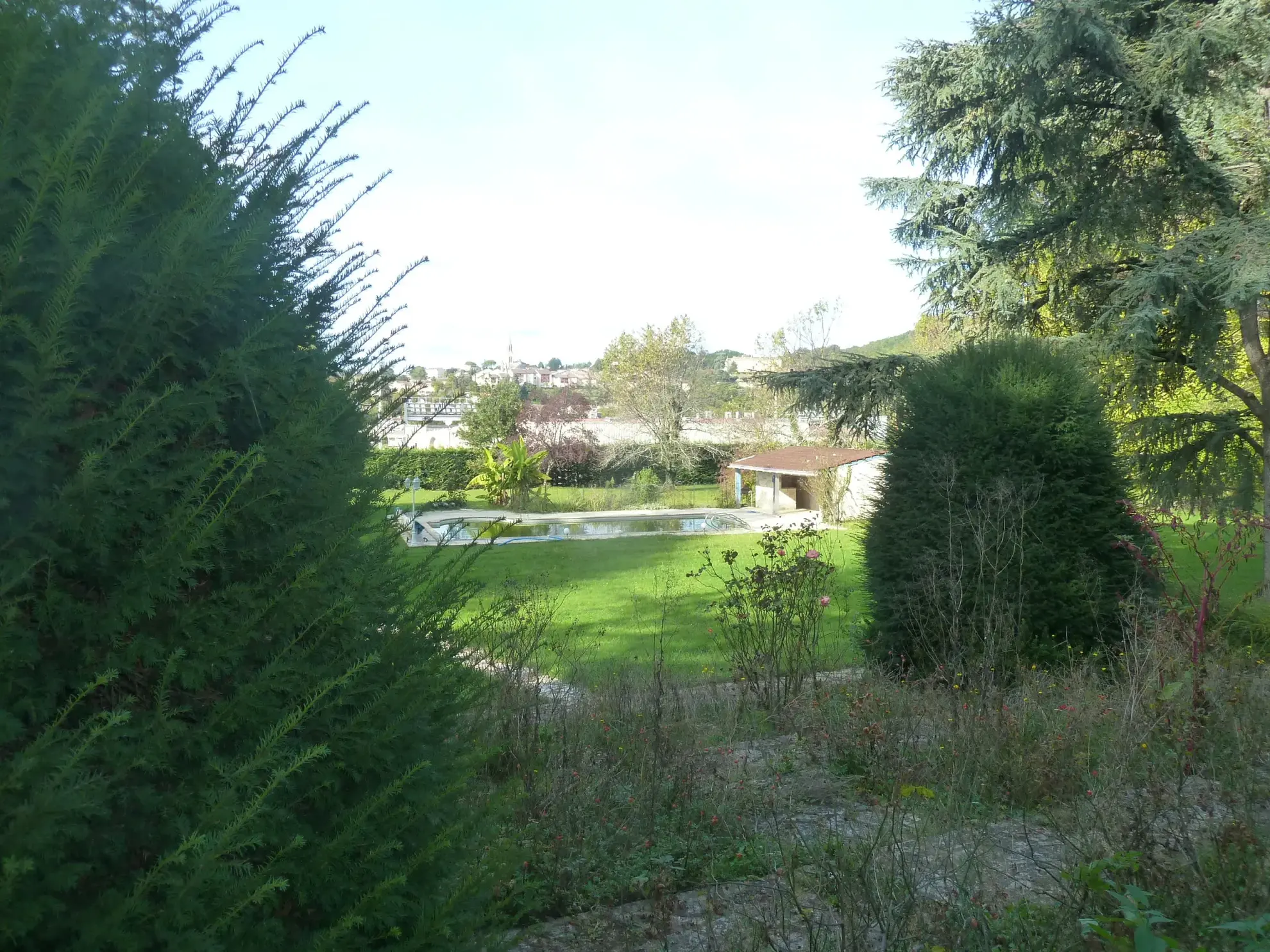 Belle maison familiale avec parc, piscine et dépendances à Montayral 