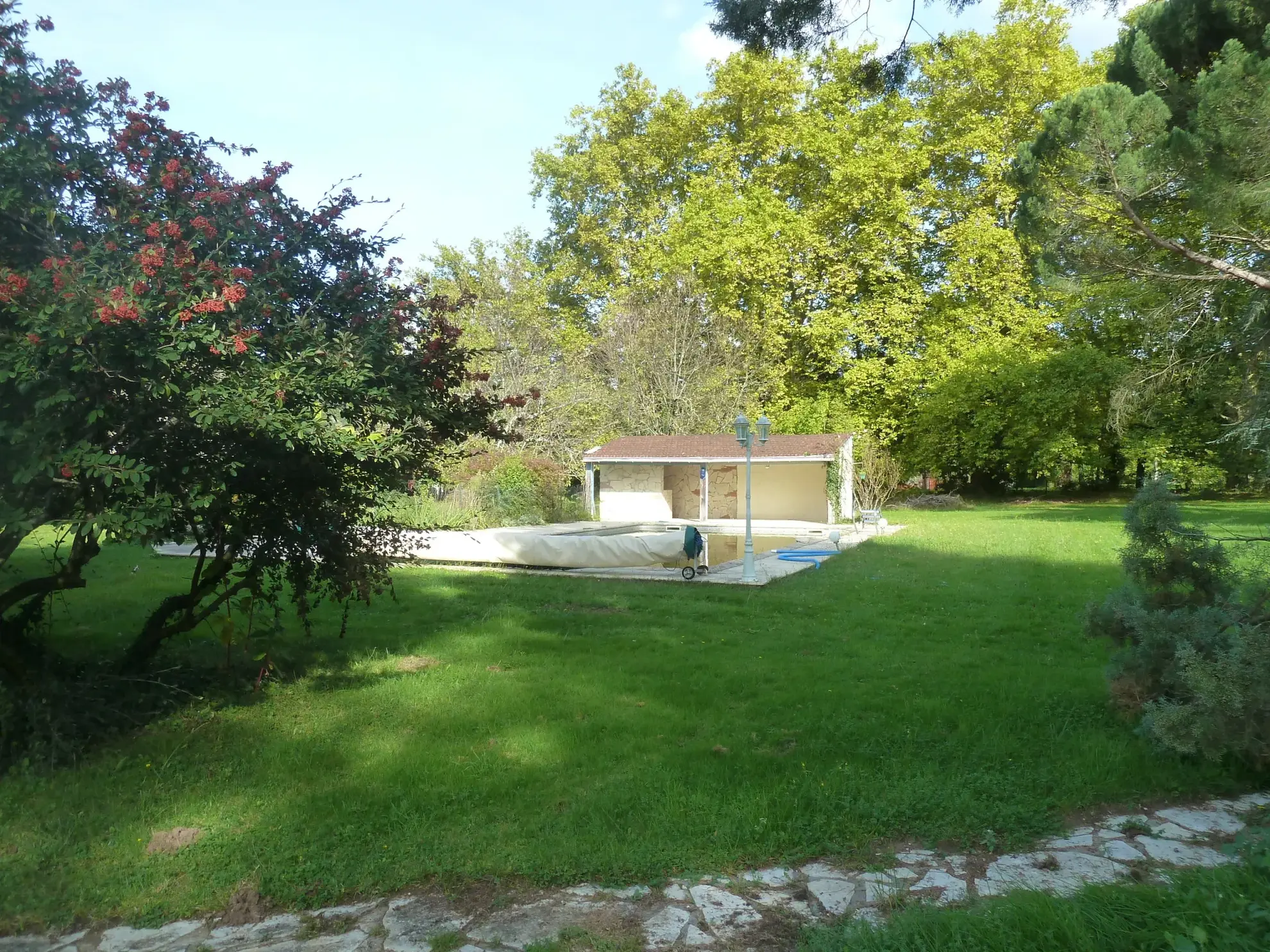 Belle maison familiale avec parc, piscine et dépendances à Montayral 