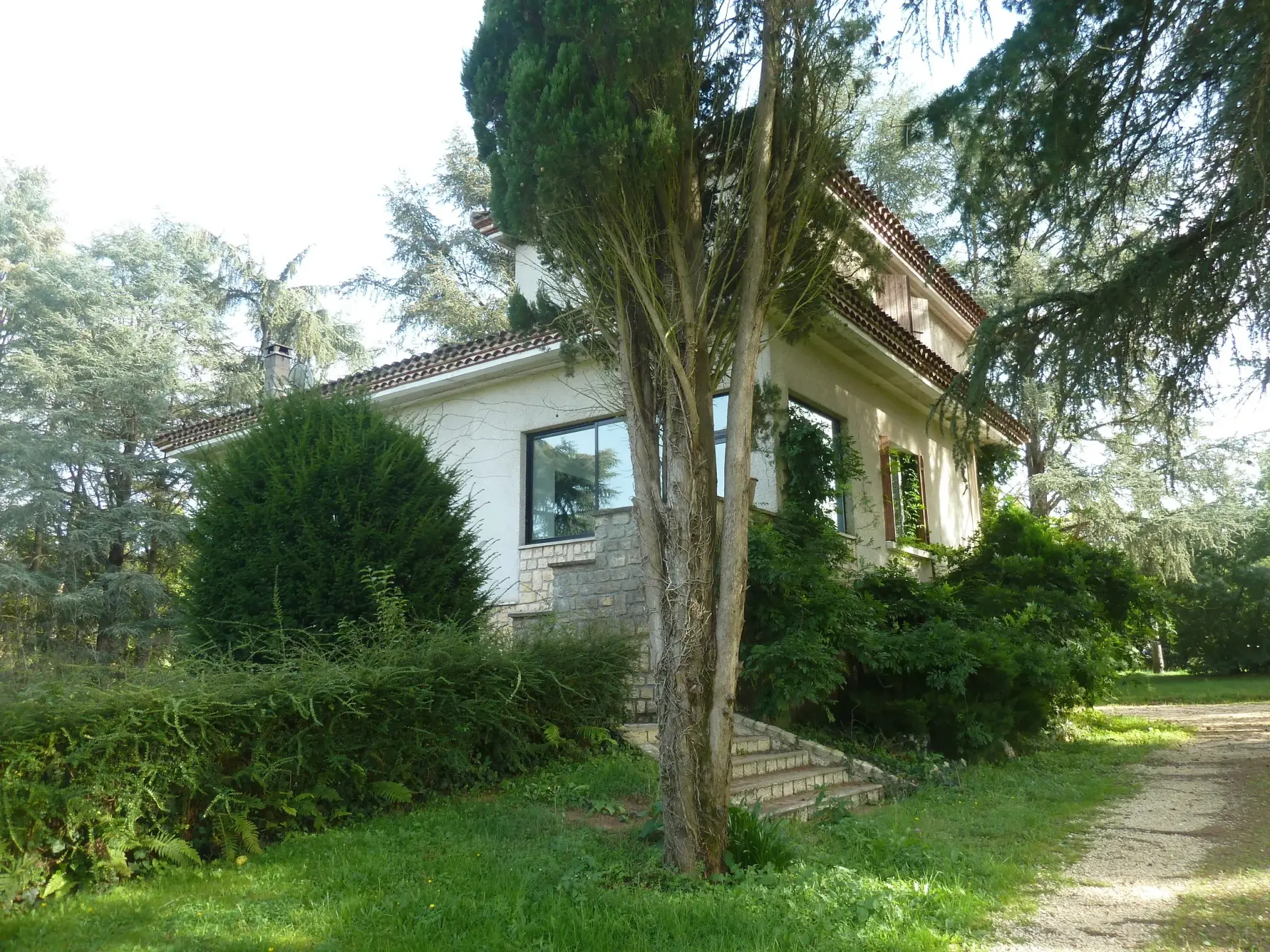 Belle maison familiale avec parc, piscine et dépendances à Montayral 