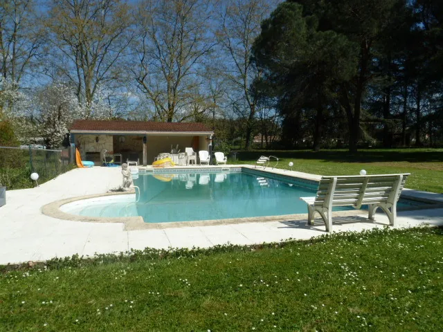 Belle maison familiale avec parc, piscine et dépendances à Montayral 