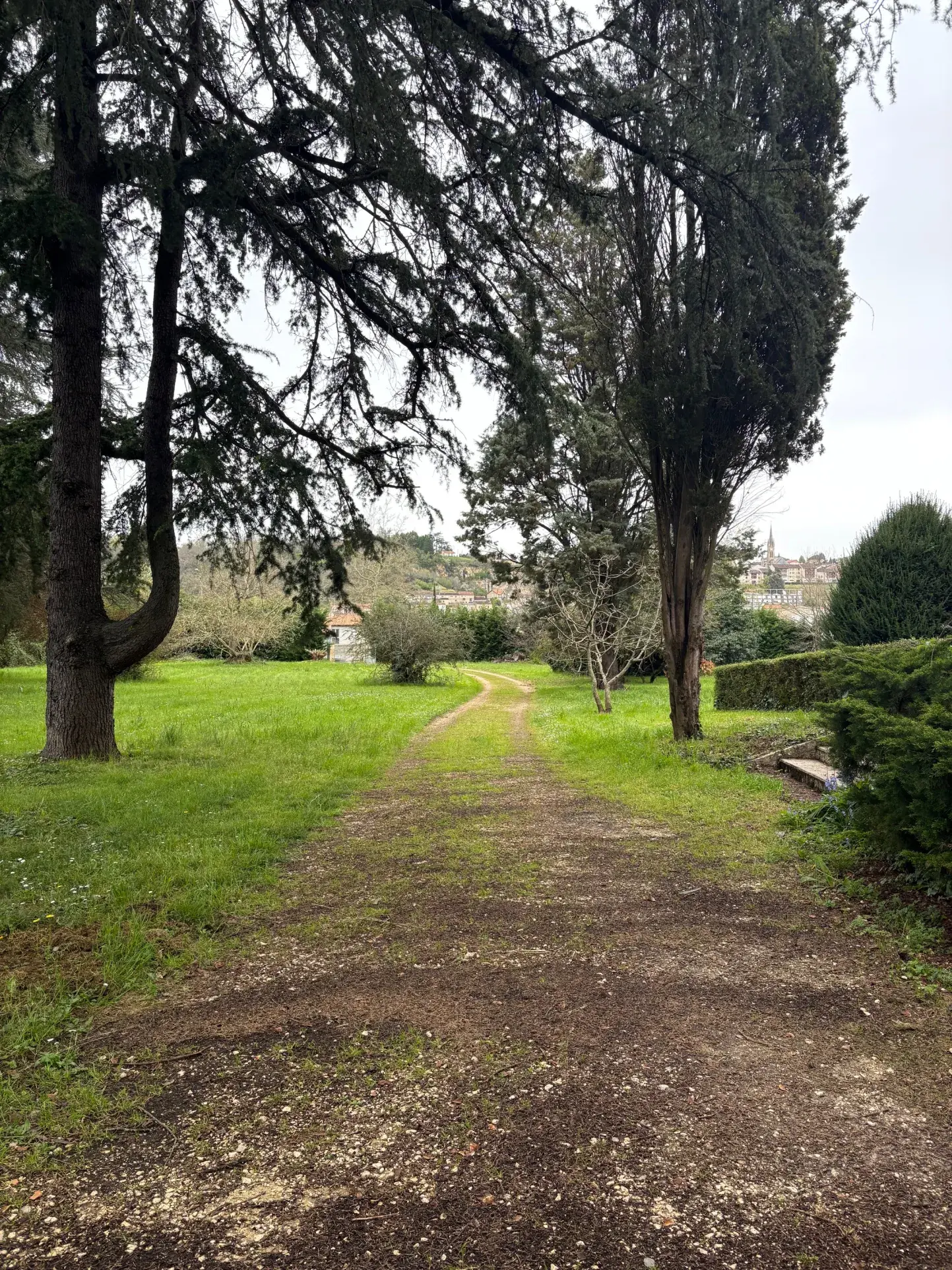 Belle maison familiale avec parc, piscine et dépendances à Montayral 