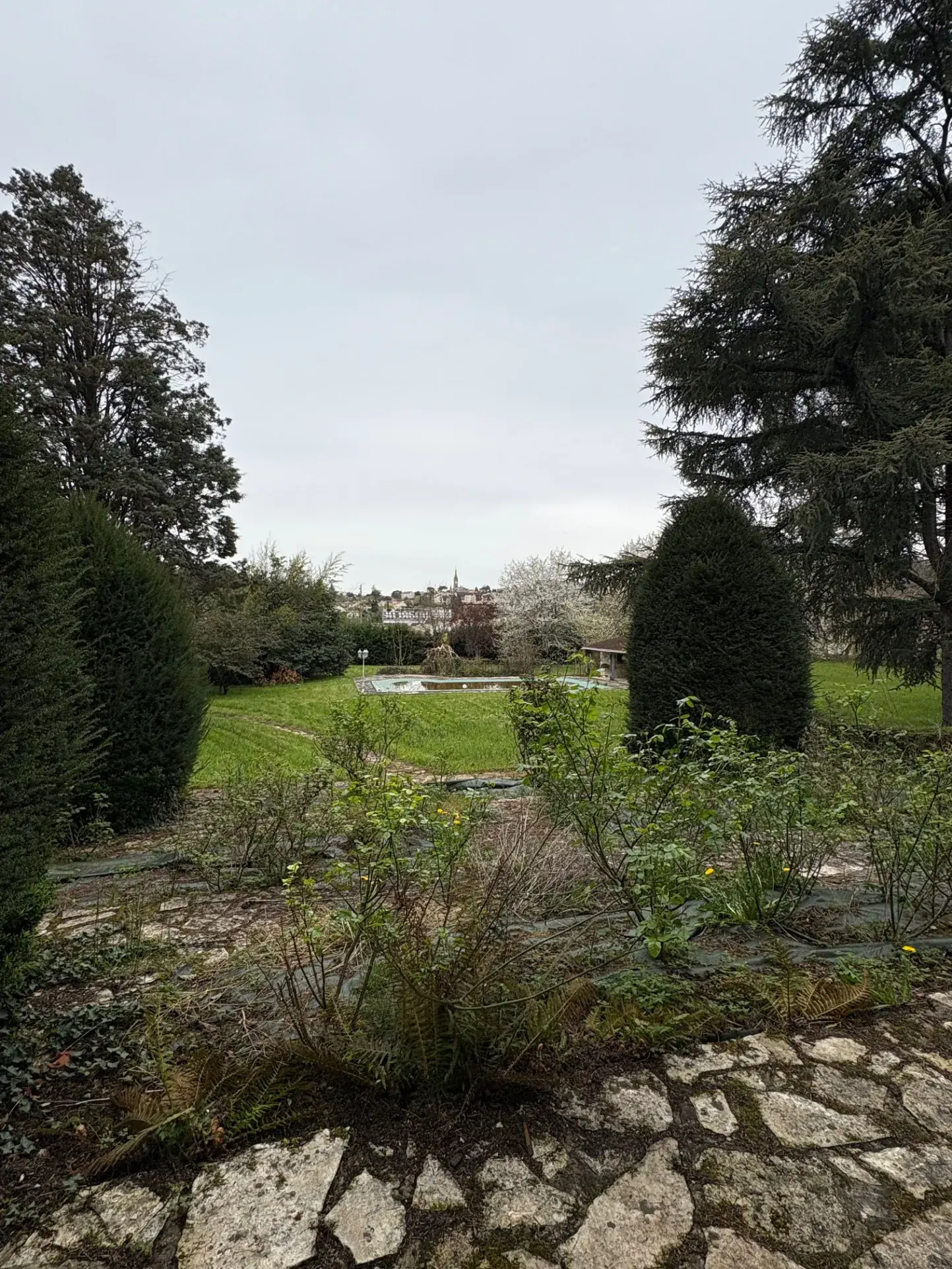 Belle maison familiale avec parc, piscine et dépendances à Montayral 