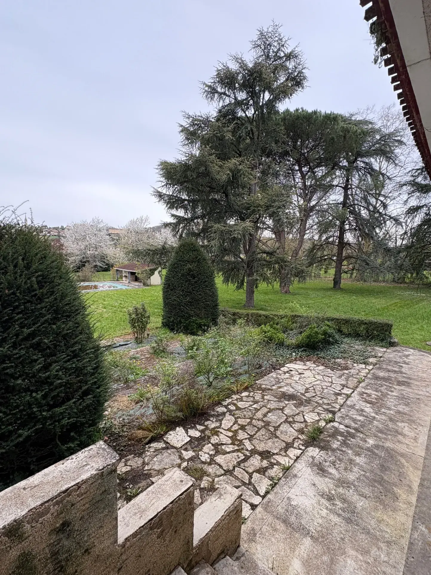 Belle maison familiale avec parc, piscine et dépendances à Montayral 
