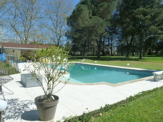 Belle maison familiale avec parc, piscine et dépendances à Montayral 