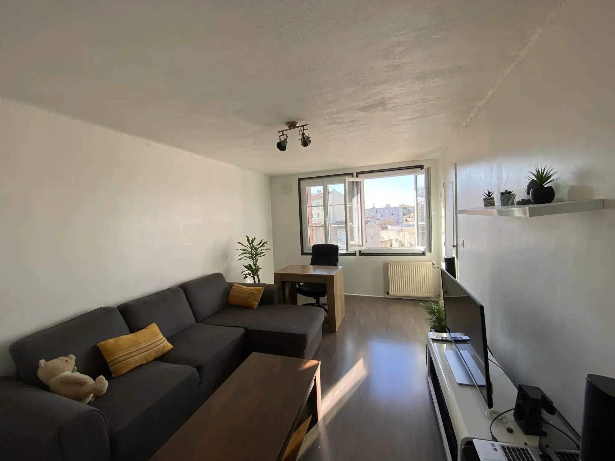 Appartement traversant de 60 m² à Nîmes proche gare - 3 chambres, cave, rénové 