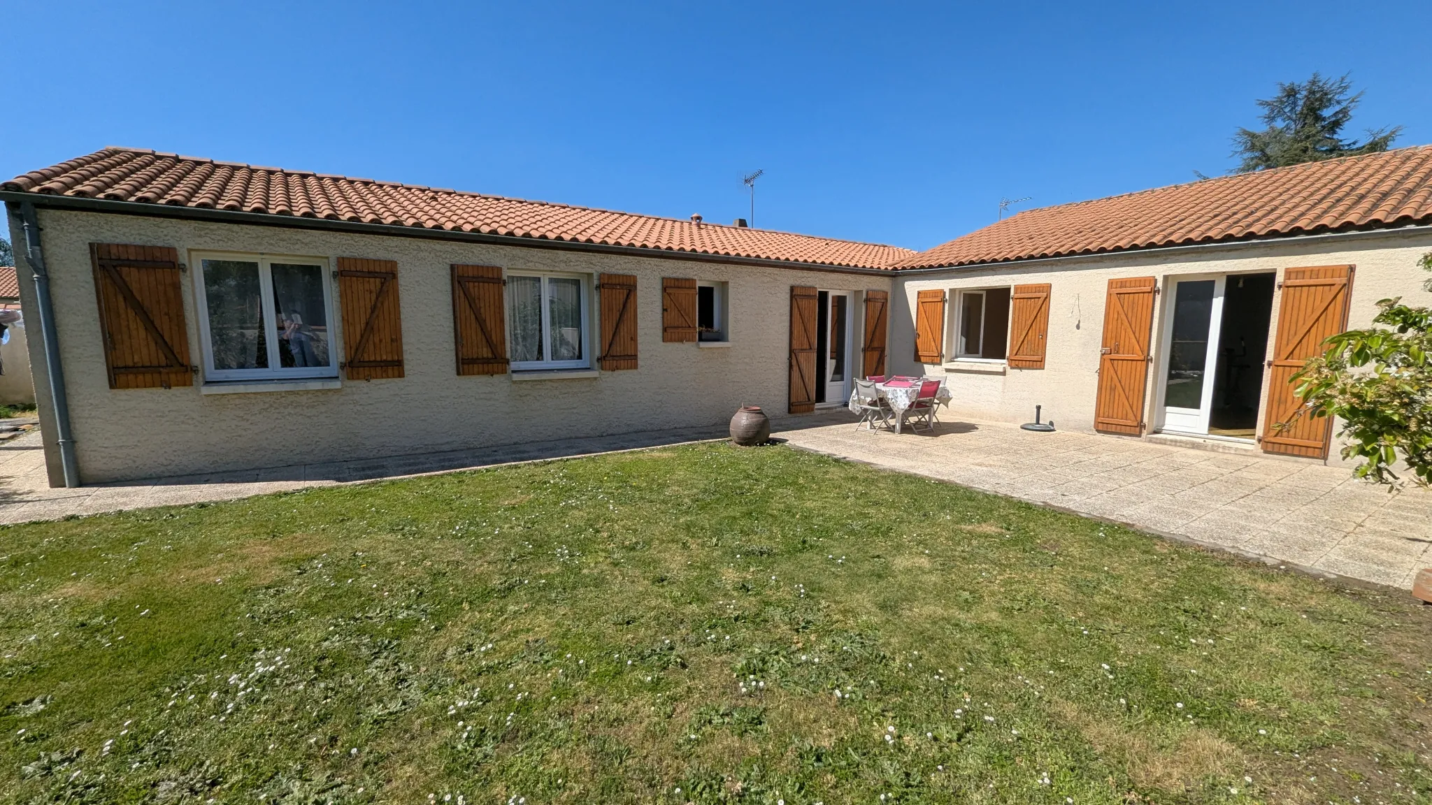 Maison de plain-pied à Magne avec 4 chambres, garage et jardin clôturé - Opportunité à saisir 